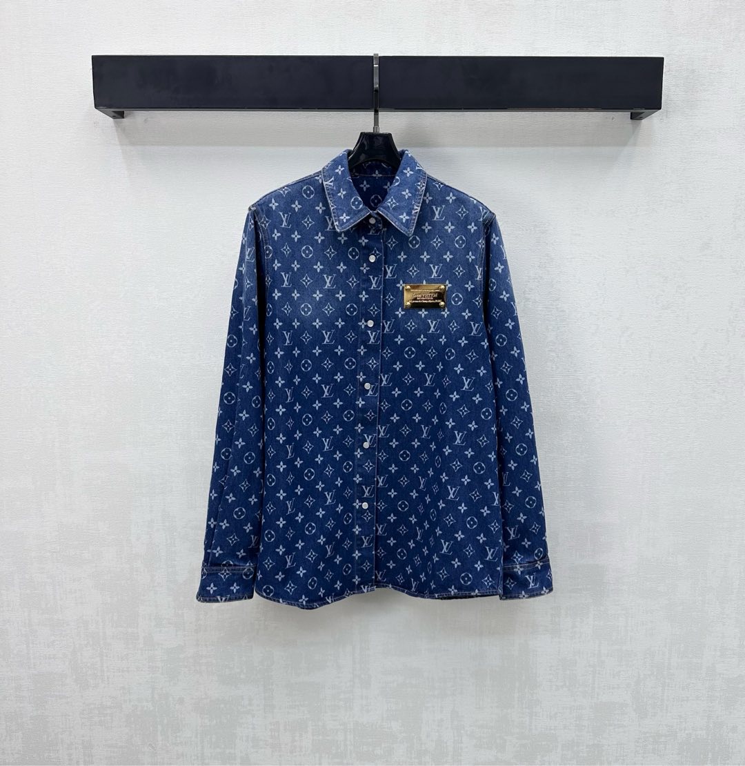 NO:738056,Louis Vuitto*2026 New Arrival Logo Denim Shirt Customized YB imported twill cotton material Enzyme washing process Not easy to fade or cross-color Printed all over with four-leaf clover elements and letter logo pattern Echoing the metal mark decoration on the chest Highlighting the brand tone Open placket snap button adjustment design Adding layering to the look Surface accessories development Lapel profile shirt tailoring Can be paired with the same series of skirts for a stylish and stylish look High version, Louis  vuitton,skirts,shirts,19860909Louis Vuitto*2026新品上架徽标牛仔衬衣定制YB进口斜纹全棉材质 酵素水洗工艺 不易掉色串色 通体满印四叶草元素和字母徽标图案 呼应胸前金属标装饰 彰显品牌调性 开襟按扣调节设计 增添造型层次感 面辅料开发 翻领廓形衬衫剪裁 可搭配同系列半裙 穿搭出彩时髦   高版本,,louis vuitton,skirts,shirts,,Women's clothing