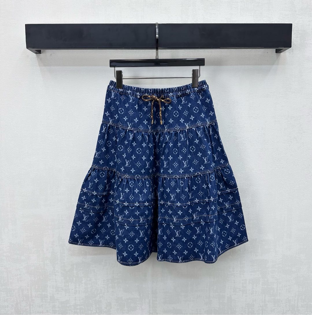 NO:738050,Louis Vuitto*2026 new arrivals Drawstring denim cake skirt Customized YB imported twill cotton denim material Enzyme washing process Not easy to fade and cross-color Four-leaf clover elements and letter logo patterns are printed all over the body to highlight the brand tone The waist skirt follows the cake stack design and has a sense of weight Adjustable and modified with leather drawstrings to outline the shape Add a sense of layering to the look Surface accessories development High-waisted drawstring skirt cut Can be paired with jackets and shirts from the same series for a stylish and stylish look  high version,,louis vuitton,skirts,jackets & coats,19860909Louis Vuitto*2026新品上架抽绳牛仔蛋糕半裙定制YB进口斜纹棉牛仔材质 酵素水洗工艺 不易掉色串色 通体满印四叶草元素和字母徽标图案 彰显品牌调性 腰身裙摆沿用蛋糕堆叠设计 分量感十足 配合皮革抽绳调节修饰勾勒身型 增添造型层次感 面辅料开发 高腰抽绳半裙剪裁 可搭配同系列夹克衬衣 穿搭出彩时髦   高版本,,louis vuitton,skirts,jackets & coats,,Women's clothing
