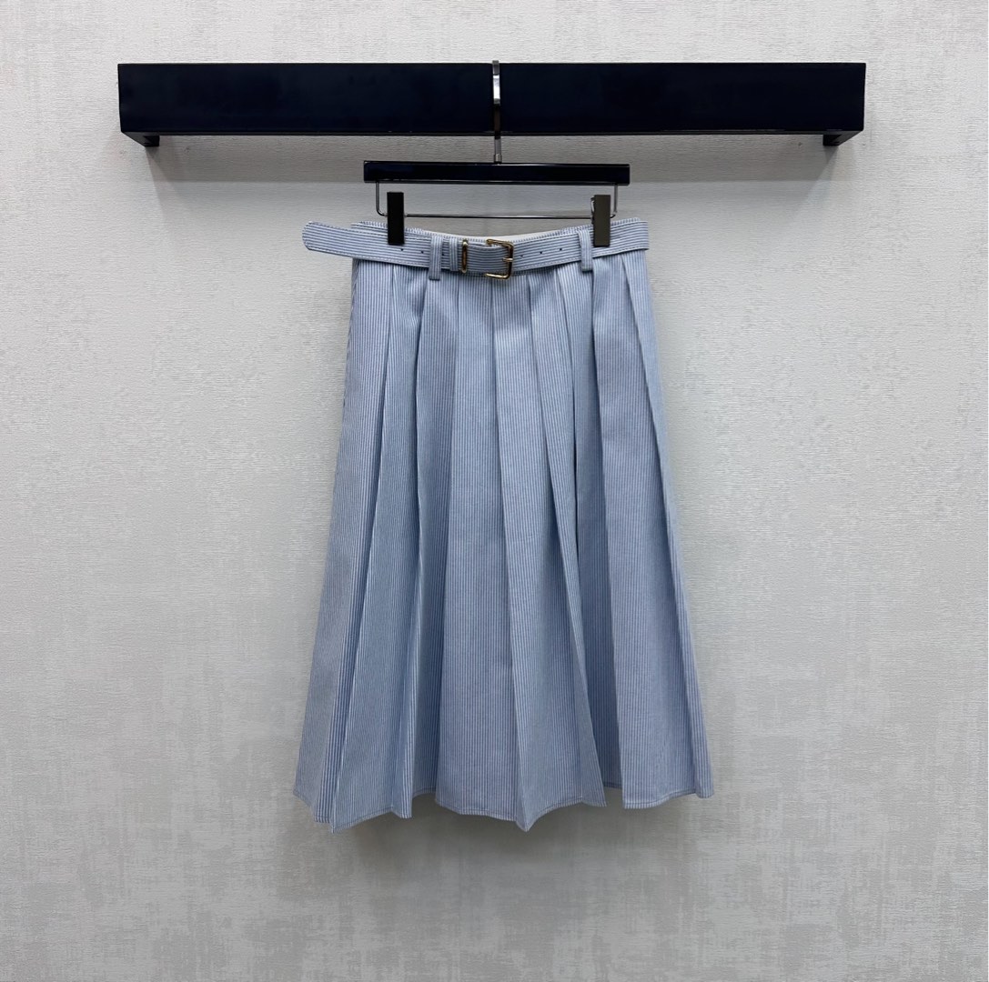 NO:738450,Miumi*2026 new product launch striped belt pleated skirt customized YB imported twill cotton material Breathable and comfortable Stripe elements are used throughout the body with the original fabric belt adjustment design to add layering to the look The iconic letter logo decoration on the back waist highlights the brand tone Development of surface accessories High-waisted pleated skirt tailoring Casual matching to reduce age and youthful college style High version, miumiu, skirts,19860909Miumi*2026新品上架条纹腰带压褶半裙定制YB进口斜纹棉材质 透气舒适 通体沿用条纹元素配合本布腰带调节设计 增添造型层次感 后腰点缀标志性字母徽标装饰 彰显品牌调性 面辅料开发 高腰百褶半裙剪裁 随意搭配穿搭减龄青春学院风 高版本,,miumiu,skirts,,Women's clothing