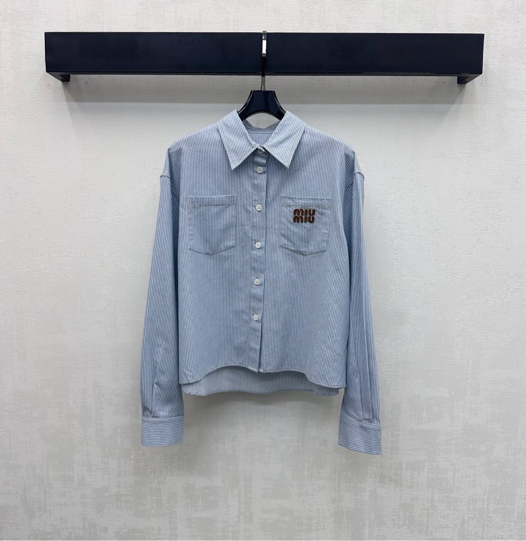 NO:738456,Miumi*2026 new product launch striped lapel shirt, customized YB imported twill cotton material, breathable and comfortable, striped elements are used throughout the whole body and the placket button adjustment design adds a sense of layering to the look. The chest pocket is embellished with the iconic letter leather label to highlight the brand tone. Surface accessories development. Lapel long-sleeved shirt tailoring. Casual matching to reduce age and youthful college style. High version,,miumiu,shirts,19860909Miumi*2026新品上架条纹翻领衬衣定制YB进口斜纹棉材质 透气舒适 通体沿用条纹元素配合开襟纽扣调节设计 增添造型层次感 胸前口袋处点缀标志性字母皮标装饰 彰显品牌调性 面辅料开发 翻领长袖衬衫剪裁 随意搭配穿搭减龄青春学院风 高版本,,miumiu,shirts,,Women's clothing