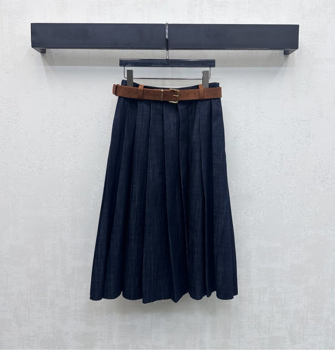 NO:738447,Miumi*2026 new product launch belt denim pleated skirt customized YB imported twill cotton material breathable and comfortable all-over retro washed blue with contrasting belt adjustment design to add layering to the look the iconic letter logo decoration in the center of the back waist to highlight the brand tone development of fabric accessories High-waisted pleated skirt tailoring casually matched with age-reducing youthful college style High version,,miumiu,skirts,19860909Miumi*2026新品上架腰带牛仔压褶半裙定制YB进口斜纹全棉材质 透气舒适 通体复古水洗蓝配合撞色腰带调节设计 增添造型层次感 后腰居中点缀标志性字母徽标装饰 彰显品牌调性 面辅料开发 高腰百褶半裙剪裁 随意搭配穿搭减龄青春学院风 高版本,,miumiu,skirts,,Women's clothing