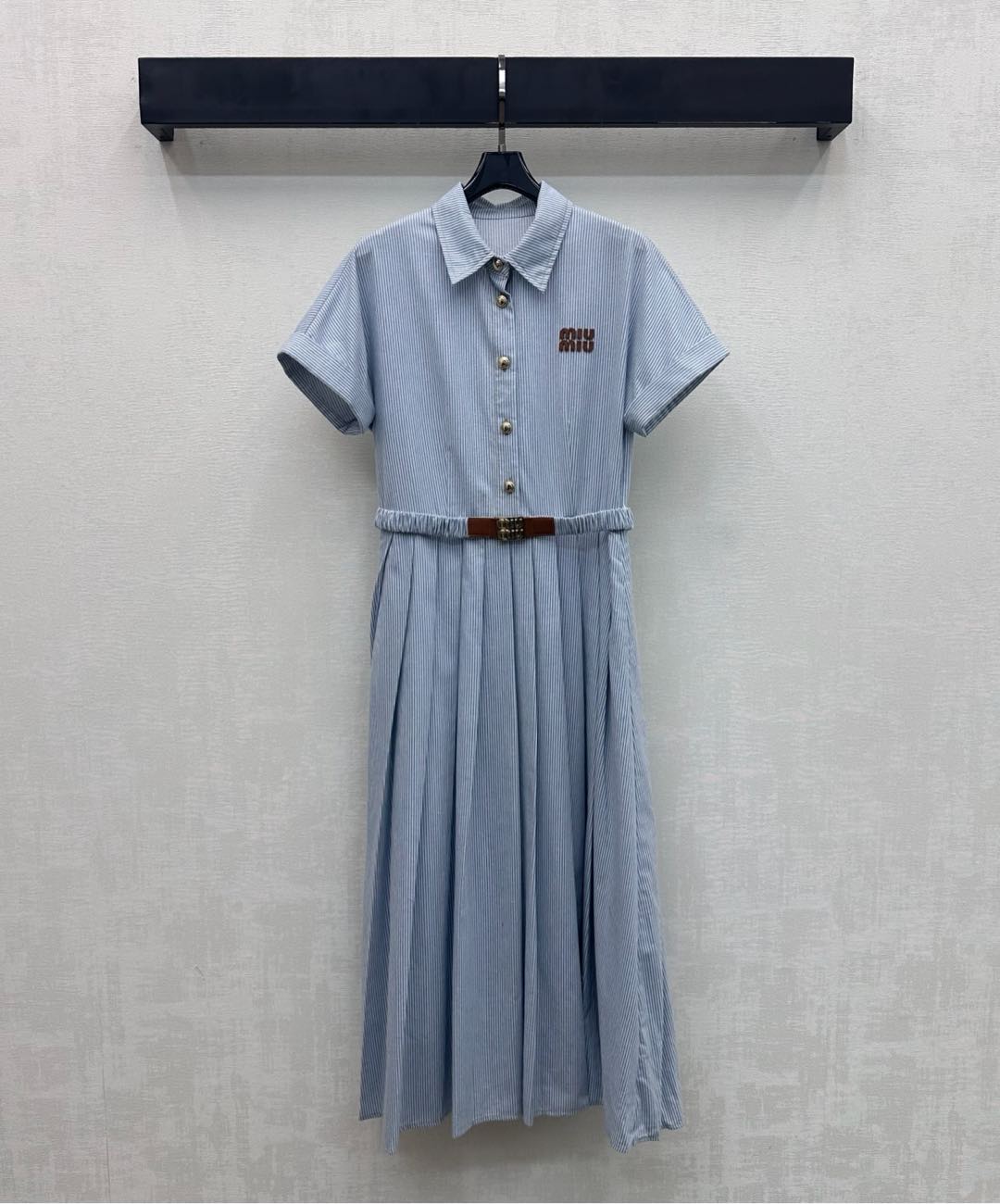 NO:738462,Miumi*2026 new product launch striped short-sleeved dress made of YB imported twill cotton. Breathable and comfortable. Striped elements are used throughout the whole body with half- placket buttons to adjust the pleated skirt design to add layering to the look. The chest pocket is decorated with iconic letter leather labels to highlight the brand tone. Surface accessories development. Lapel short-sleeved shirt dress tailoring. Early spring wear to reduce age and youthful college style. High version, miumiu, skirts, T-shirt,19860909Miumi*2026新品上架条纹短袖连衣裙定制YB进口斜纹棉材质 透气舒适 通体沿用条纹元素配合半开襟纽扣调节压褶裙摆设计 增添造型层次感 胸前口袋处点缀标志性字母皮标装饰 彰显品牌调性 面辅料开发 翻领短袖衬衣裙剪裁 早春穿搭减龄青春学院风 高版本,,miumiu,skirts,T-shirt,,Women's clothing