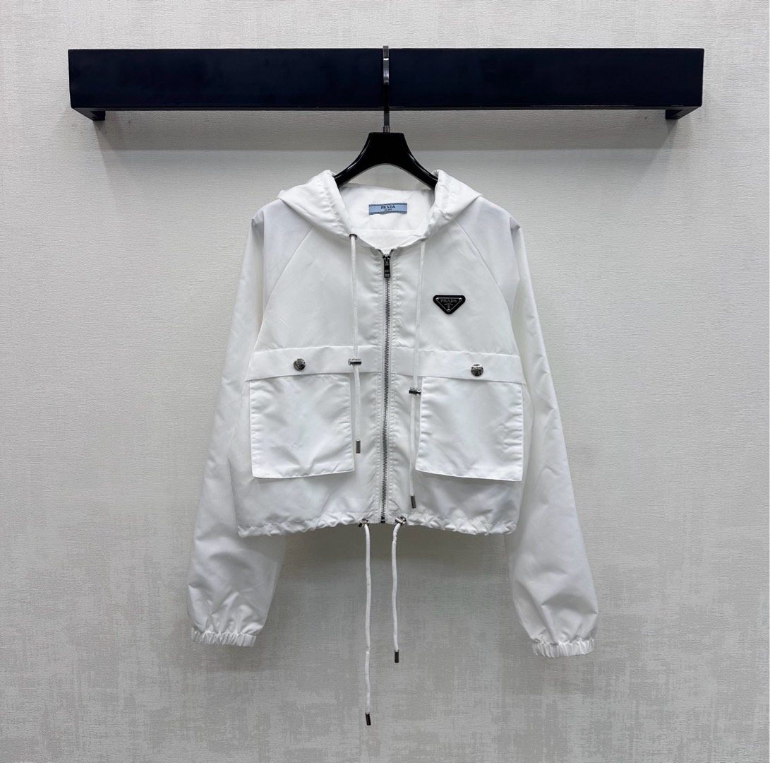 NO:738471,Prad*2026 new arrivals Pocket Workwear Hooded Jacket Customized YB imported environmentally friendly regenerated nylon material Glossy, comfortable and stylish Decorated with large-capacity pockets on both sides to create layers and add a casual atmosphere to workwear Decorated with the iconic triangle logo to highlight the brand tone The engraved letter details highlight the sense of individuality and high-end The drawstring adjustment design at the hem allows for flexible movement to make youthful vitality appear The loose version modifies the waist shape and is more tolerant to the figure Development of surface accessories Hooded zipper jacket jacket style tailoring  Can be paired with trousers from the same series for a trendy style in early spring. High version in 2 colors, prada,jackets & coats,jackets & coats,hats,19860909Prad*2026新品上架口袋工装连帽外套定制YB进口环保再生尼龙材质 光泽舒适有型 饰以两侧大容量口袋形成层次同时增加工装休闲气息 配合标志性三角徽标装饰 彰显品牌调性 印刻字母细节更能突出个性高级感 下摆抽绳调节设计灵活行动 让青春活力立显 宽松版型修饰腰身体型对身材包容度更高 面辅料开发 连帽拉链夹克外套版型剪裁 可搭配同系列长裤 早春穿搭出潮流风格  高版本2色,,prada,jackets & coats,jackets & coats,hats,,Women's clothing