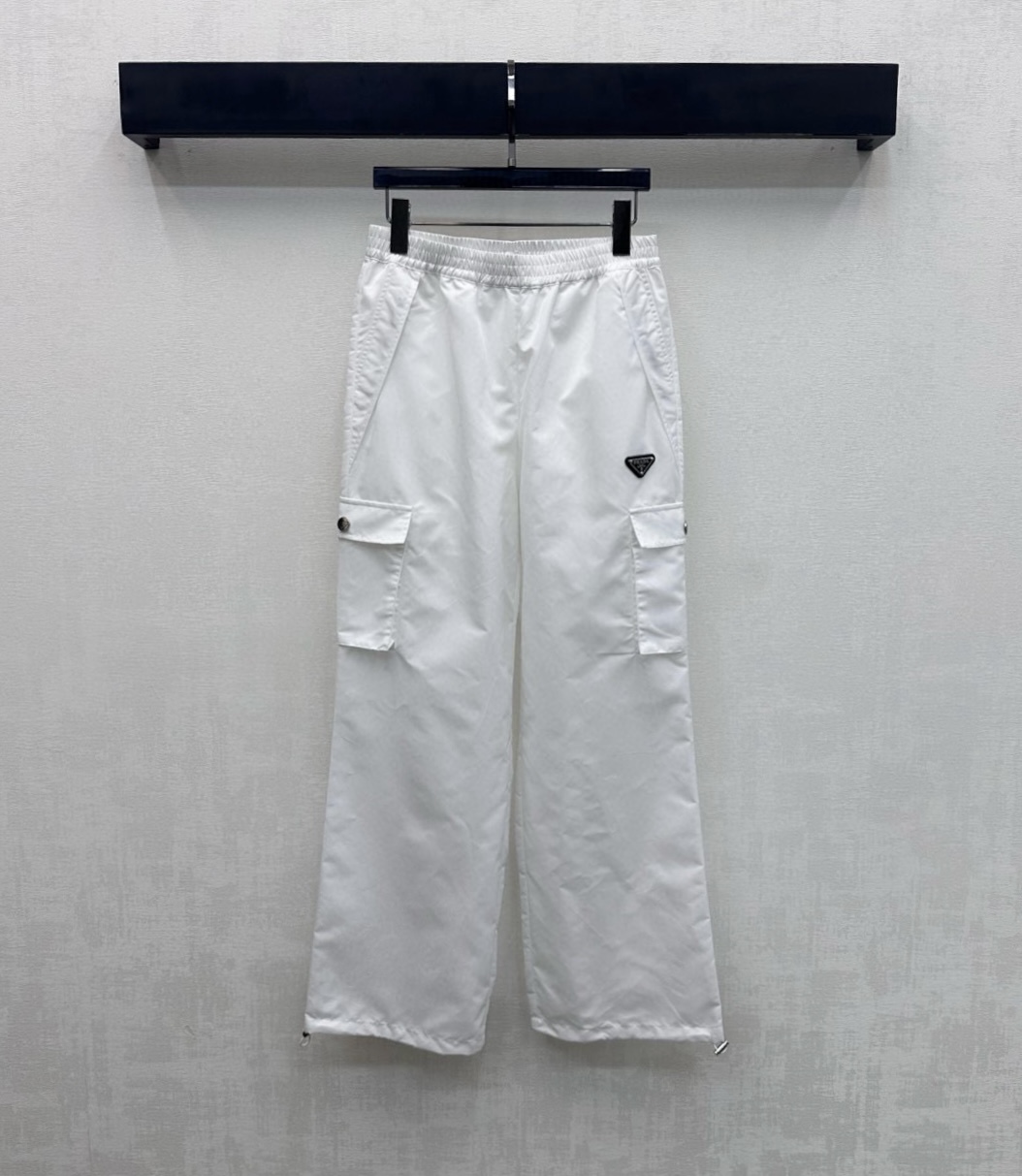 NO:738468,Prad*2026 new arrival pocket work trousers are made of imported eco-friendly regenerated nylon material. They are glossy, comfortable and stylish. They are decorated with large-capacity pockets on both sides to create layers and add a casual atmosphere to work wear. Decorated with the iconic triangle logo to highlight the brand tone. The details of imprinted letters can highlight the sense of individuality and high-end. The drawstring adjustment design of the trouser legs allows for flexible movement to show youthful vitality. The straight version modifies the waist and crotch and is more tolerant to the body. Development of surface accessories. High-waisted short wide-leg trousers style tailoring  Can be paired with jackets from the same series for a trendy style in early spring. High version in 2 colors, prada, jackets & coats,19860909Prad*2026新品上架口袋工装长裤定制YB进口环保再生尼龙材质 光泽舒适有型 饰以两侧大容量口袋形成层次同时增加工装休闲气息 配合标志性三角徽标装饰 彰显品牌调性 印刻字母细节更能突出个性高级感 裤腿抽绳调节设计灵活行动 让青春活力立显 直筒版型修饰腰身胯部对身材包容度更高 面辅料开发 高腰短阔腿长裤版型剪裁 可搭配同系列外套 早春穿搭出潮流风格  高版本2色,,prada,jackets & coats,,Women's clothing