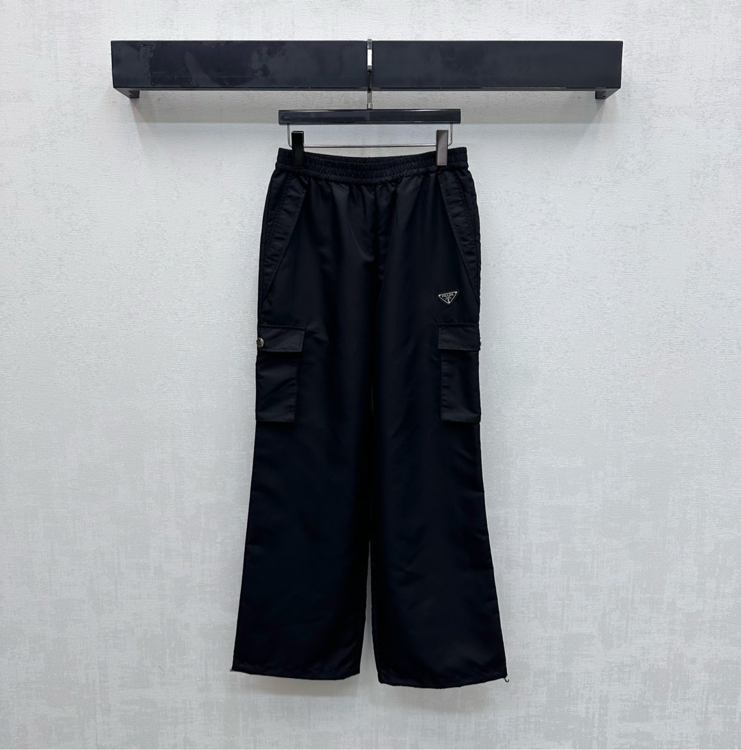 NO:738477,Prad*2026 new arrival pocket work trousers are made of imported eco-friendly regenerated nylon material. They are glossy, comfortable and stylish. They are decorated with large-capacity pockets on both sides to create layers and add a casual atmosphere to work wear. Decorated with the iconic triangle logo to highlight the brand tone. The details of imprinted letters can highlight the sense of individuality and high-end. The drawstring adjustment design of the trouser legs allows for flexible movement to show youthful vitality. The straight version modifies the waist and crotch and is more tolerant to the body. Development of surface accessories. High-waisted short wide-leg trousers style tailoring  Can be paired with jackets from the same series for a trendy style in early spring. High version in 2 colors, prada, jackets & coats,19860909Prad*2026新品上架口袋工装长裤定制YB进口环保再生尼龙材质 光泽舒适有型 饰以两侧大容量口袋形成层次同时增加工装休闲气息 配合标志性三角徽标装饰 彰显品牌调性 印刻字母细节更能突出个性高级感 裤腿抽绳调节设计灵活行动 让青春活力立显 直筒版型修饰腰身胯部对身材包容度更高 面辅料开发 高腰短阔腿长裤版型剪裁 可搭配同系列外套 早春穿搭出潮流风格  高版本2色,,prada,jackets & coats,,Women's clothing