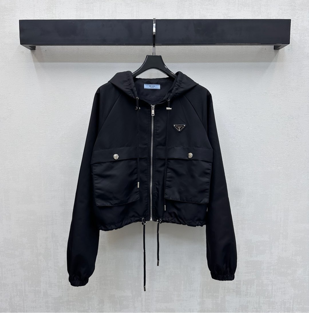 NO:738454,Prad*2026 new arrivals Pocket Workwear Hooded Jacket Customized YB imported environmentally friendly regenerated nylon material Glossy, comfortable and stylish Decorated with large-capacity pockets on both sides to create layers and add a casual atmosphere to workwear Decorated with the iconic triangle logo to highlight the brand tone The engraved letter details highlight the sense of individuality and high-end The drawstring adjustment design at the hem allows for flexible movement to make youthful vitality appear The loose version modifies the waist shape and is more tolerant to the figure Development of surface accessories Hooded zipper jacket jacket style tailoring  Can be paired with trousers from the same series for a trendy style in early spring. High version in 2 colors, prada,jackets & coats,jackets & coats,hats,19860909Prad*2026新品上架口袋工装连帽外套定制YB进口环保再生尼龙材质 光泽舒适有型 饰以两侧大容量口袋形成层次同时增加工装休闲气息 配合标志性三角徽标装饰 彰显品牌调性 印刻字母细节更能突出个性高级感 下摆抽绳调节设计灵活行动 让青春活力立显 宽松版型修饰腰身体型对身材包容度更高 面辅料开发 连帽拉链夹克外套版型剪裁 可搭配同系列长裤 早春穿搭出潮流风格  高版本2色,,prada,jackets & coats,jackets & coats,hats,,Women's clothing