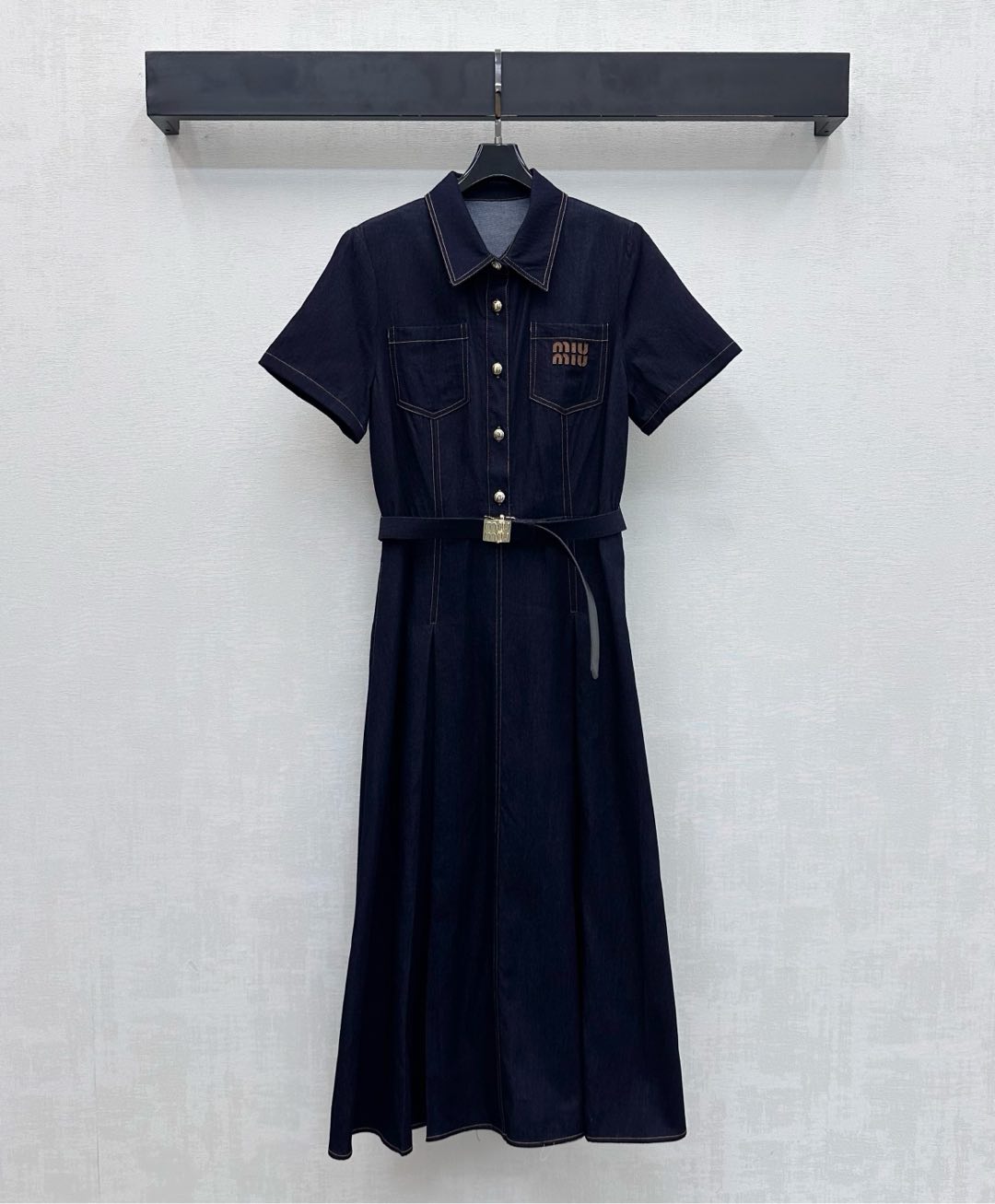 NO:738443,Miumi*2026 new product launch belt denim dress customized with YB imported twill cotton denim material. Stiff, comfortable and stylish. Use half-bracket metal buttons to adjust the pleated skirt design to add layering to the look. The chest pocket is decorated with iconic letter leather labels to highlight the brand tone. Surface accessories development. Lapel short-sleeved dress tailoring. Early spring wear to reduce age and youthful college style. High version 2 colors,,miumiu,skirts,T-shirt,19860909Miumi*2026新品上架腰带牛仔连衣裙定制YB进口斜纹全棉牛仔材质 挺括舒适有型 沿用半开襟金属纽扣调节压褶裙摆设计 增添造型层次感 胸前口袋处点缀标志性字母皮标装饰 彰显品牌调性 面辅料开发 翻领短袖连衣裙剪裁 早春穿搭减龄青春学院风 高版本2色,,miumiu,skirts,T-shirt,,Women's clothing