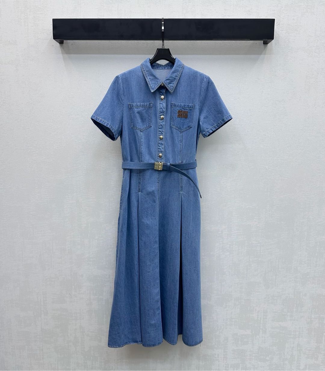 NO:738439,Miumi*2026 new product launch belt denim dress customized with YB imported twill cotton denim material. Stiff, comfortable and stylish. Use half-bracket metal buttons to adjust the pleated skirt design to add layering to the look. The chest pocket is decorated with iconic letter leather labels to highlight the brand tone. Surface accessories development. Lapel short-sleeved dress tailoring. Early spring wear to reduce age and youthful college style. High version 2 colors,,miumiu,skirts,T-shirt,19860909Miumi*2026新品上架腰带牛仔连衣裙定制YB进口斜纹全棉牛仔材质 挺括舒适有型 沿用半开襟金属纽扣调节压褶裙摆设计 增添造型层次感 胸前口袋处点缀标志性字母皮标装饰 彰显品牌调性 面辅料开发 翻领短袖连衣裙剪裁 早春穿搭减龄青春学院风 高版本2色,,miumiu,skirts,T-shirt,,Women's clothing
