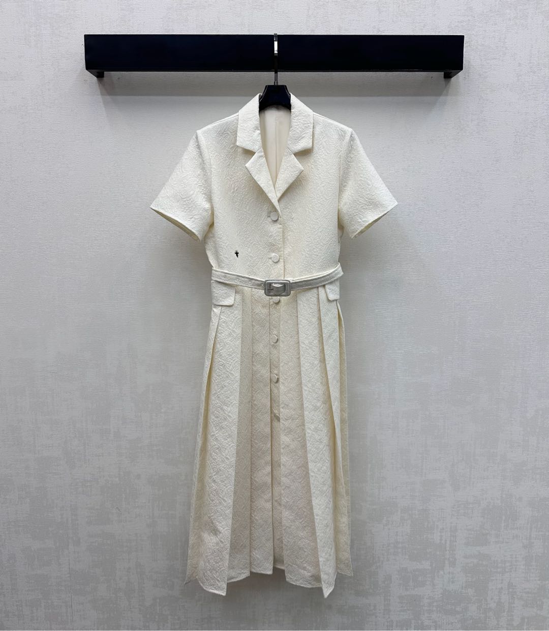 NO:739530,Dio*2026 New Arrival Jacquard Belt Dress Customized YB Imported Cotton Material Delicate Glossy, Stiff and Stylish The whole body is covered with bouquet embossed pattern design to highlight the brand tone The pleated skirt design has smooth contour lines and the open button button-down fabric belt adjustment adds a sense of layering to the look. Surface accessories development Lapel short-sleeved shirt dress tailoring The outfit is charming and British and elegant. High version 2 colors, dior, skirts, T-shirt,19860909Dio*2026新品上架提花腰带连衣裙定制YB进口棉纶材质 光泽细腻 挺括有型 通体铺满花束压纹图案设计 彰显品牌调性 压褶裙摆设计轮廓线条流畅配合开襟纽扣本布腰带调节处理 增添造型层次感 面辅料开发 翻领短袖衬衣裙剪裁 穿搭气质魅力英伦优雅 高版本2色,,dior,skirts,T-shirt,,Women's clothing