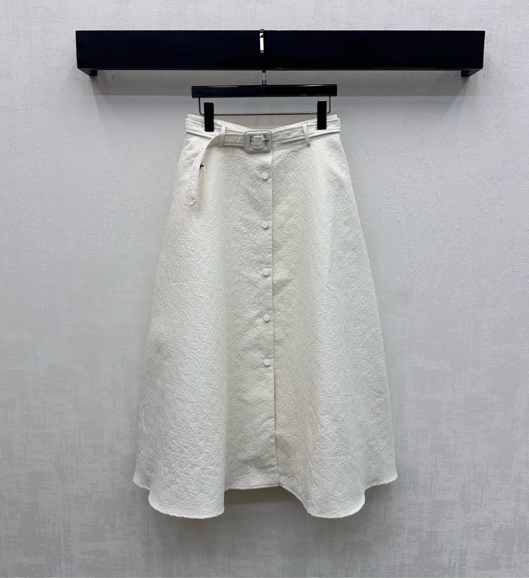 NO:739522,Dio*2026 new arrivals jacquard umbrella skirt customized YB imported cotton material. Delicate luster, crisp and stylish. The whole body is covered with bouquet embossed pattern design to highlight the brand tone. The pleat design contour lines are smooth and the placket buttons are adjusted to add layering to the look. Surface accessories development. High-waisted mid-length skirt tailoring. Casual matching with temperament, charming British elegance. High version 2 colors, dior, skirts,19860909Dio*2026新品上架提花伞状半裙定制YB进口棉纶材质 光泽细腻 挺括有型 通体铺满花束压纹图案设计 彰显品牌调性 褶皱设计轮廓线条流畅配合门襟纽扣调节处理 增添造型层次感 面辅料开发 高腰中长半裙剪裁 随意搭配穿搭气质魅力英伦优雅 高版本2色,,dior,skirts,,Women's clothing