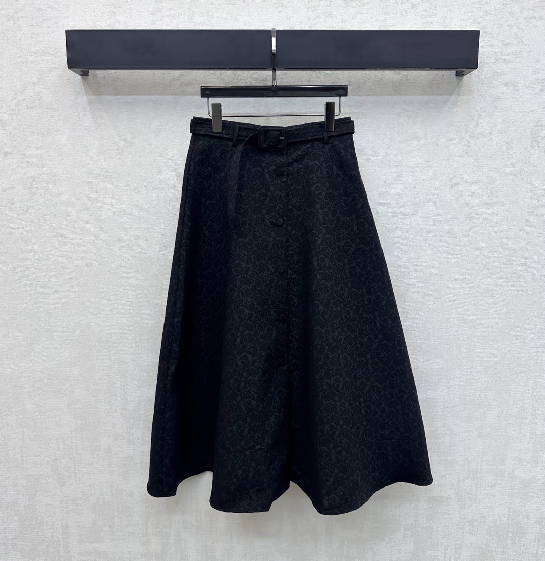 NO:739526,Dio*2026 new arrivals jacquard umbrella skirt customized YB imported cotton material. Delicate luster, crisp and stylish. The whole body is covered with bouquet embossed pattern design to highlight the brand tone. The pleat design contour lines are smooth and the placket buttons are adjusted to add layering to the look. Surface accessories development. High-waisted mid-length skirt tailoring. Casual matching with temperament, charming British elegance. High version 2 colors, dior, skirts,19860909Dio*2026新品上架提花伞状半裙定制YB进口棉纶材质 光泽细腻 挺括有型 通体铺满花束压纹图案设计 彰显品牌调性 褶皱设计轮廓线条流畅配合门襟纽扣调节处理 增添造型层次感 面辅料开发 高腰中长半裙剪裁 随意搭配穿搭气质魅力英伦优雅 高版本2色,,dior,skirts,,Women's clothing