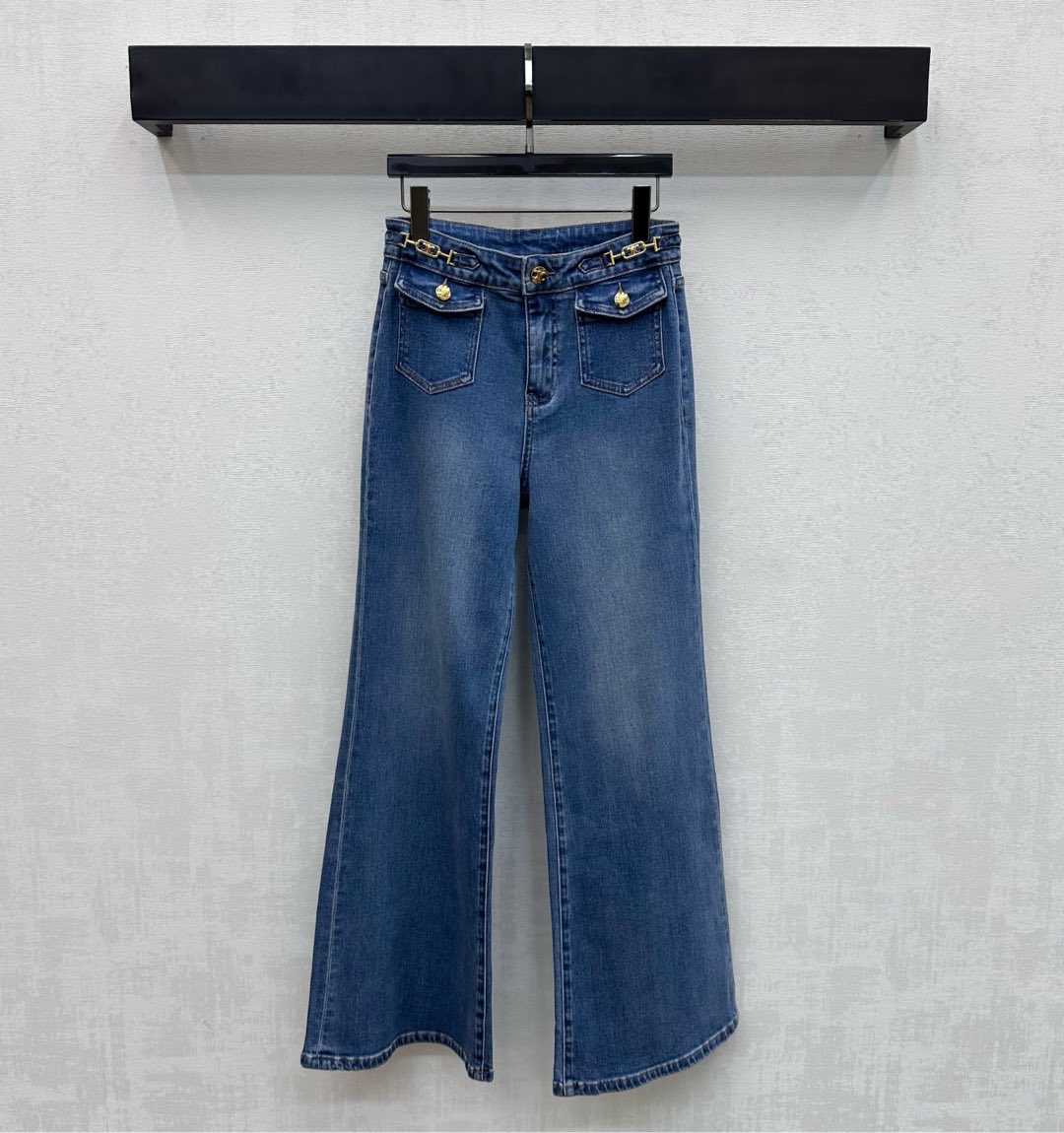 NO:739457,Celin*2026 new arrival chain denim trousers customized with YB imported twill cotton denim material. Very wide and stylish. The retro texture is restored using the water-washing process to add layering to the look. The back waist is embellished with iconic letter leather label decoration. It echoes the symmetrical Arc de Triomphe metal chain design on the waist and highlights the brand tone. The development of surface accessories. High-waist buttoned straight trousers cut. Casually matched with tops to wear simple and advanced. High version 2 colors 26-30,,celine,19860909Celin*2026新品上架链条牛仔长裤定制YB进口斜纹棉牛仔材质 挺阔有型 沿用水洗工艺还原复古质感 增添造型层次感 后腰点缀标志性字母皮标装饰 呼应腰边对称凯旋门金属链条设计 彰显品牌调性 面辅料开发 高腰系扣直筒长裤剪裁 随意搭配上装穿搭简约又高级 高版本2色26-30,,celine,,Women's clothing