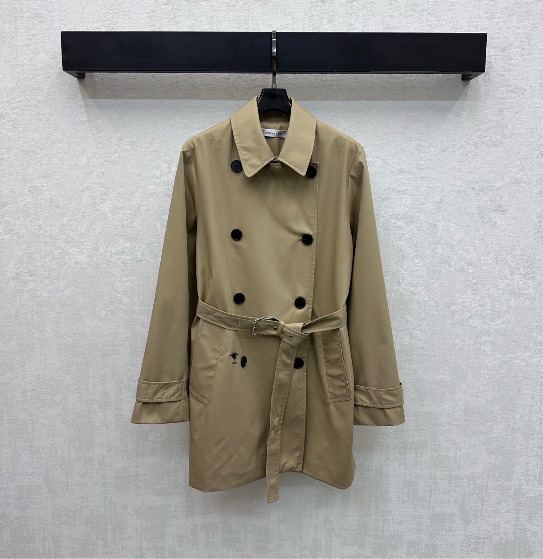 NO:739445,Dio*2026 new arrivals Lapel Belt Windbreaker Jacket Customized YB imported windbreaker material. Stiff and stylish. Use double-breasted buttons to adjust. Match with perforated belt to outline the graceful figure. Add layering to the shape. Iconic letter embroidered bee logo on the waist echoes the all-over printed presbyopia lining. Highlights the brand tone. Surface material development. Lapel mid-length windbreaker jacket tailoring. Commuting and dating wear with temperament and charm. British elegance. High version, dior, jackets &  coats,19860909Dio*2026新品上架翻领腰带风衣外套定制YB进口风衣材质 挺括有型 沿用开襟双排纽扣调节处理 配合本布穿孔腰带勾勒曼妙身形 增添造型层次感 腰侧点缀标志性字母刺绣蜜蜂徽标与满印老花内衬呼应 彰显品牌调性 面辅料开发 翻领中长款风衣外套剪裁 通勤约会穿搭气质魅力英伦优雅 高版本,,dior,jackets & coats,,Women's clothing