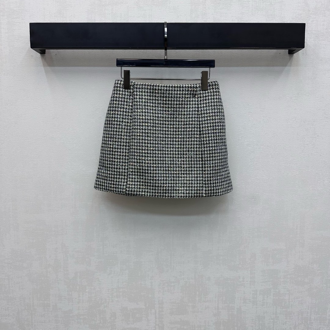 NO:739531,Dio*2026 new products are on the shelves. Houndstooth dress skirt is made of YB imported slub wool. The texture is obvious and high-quality. The whole body is woven with houndstooth elements and decorated with fine sequins. It highlights the brand's tone. Symmetric pocket design on the waist and hip side adds a sense of layering. Easily divide the upper and lower lengths into good proportions. Development of surface accessories. High-waist micro-A short skirt cut. Can be paired with the same series of jackets. Upper body temperament without losing class. The first choice for fashionable and refined wear.  High version,,dior,skirts,jackets & coats,19860909Dio*2026新品上架千鸟格洋装半裙定制YB进口粗纺羊毛呢材质 肌理明显质感上乘 通体千鸟格编织元素点缀细闪亮片装饰 彰显品牌调性 腰胯侧对称插兜口袋设计 增添造型层次感 轻松划分上短下长好比例 面辅料开发 高腰微A短裙剪裁 可搭配同系列外套 上身气质而不失高级 时髦精穿搭首选 高版本,,dior,skirts,jackets & coats,,Women's clothing