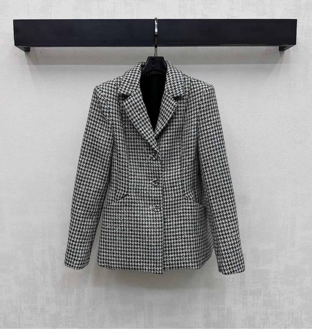 NO:739533,Dio*2026 new products are on the shelves. The houndstooth suit jacket is made of YB imported woolen wool. The texture is obvious and the texture is high. The whole body houndstooth weaving elements are decorated with fine sequins to highlight the brand tone. The placket button adjustment is combined with the symmetrical pocket design on the waist and hip to add a sense of layering. Easily divide the upper and lower lengths into good proportions. The development of surface accessories. The lapel waist blazer is tailored and can be matched with the same series of skirts. The upper body is elegant without losing luxury.  The first choice for fashionable outfits: high version, dior, skirts, jackets & coats, business suit,19860909Dio*2026新品上架千鸟格洋装西服外套定制YB进口粗纺羊毛呢材质 肌理明显质感上乘 通体千鸟格编织元素点缀细闪亮片装饰 彰显品牌调性 开襟纽扣调节配合腰胯侧对称插兜口袋设计 增添造型层次感 轻松划分上短下长好比例 面辅料开发 翻领收腰西装外套剪裁 可搭配同系列半裙 上身气质而不失高级 时髦精穿搭首选 高版本,,dior,skirts,jackets & coats,business suit,,Women's clothing