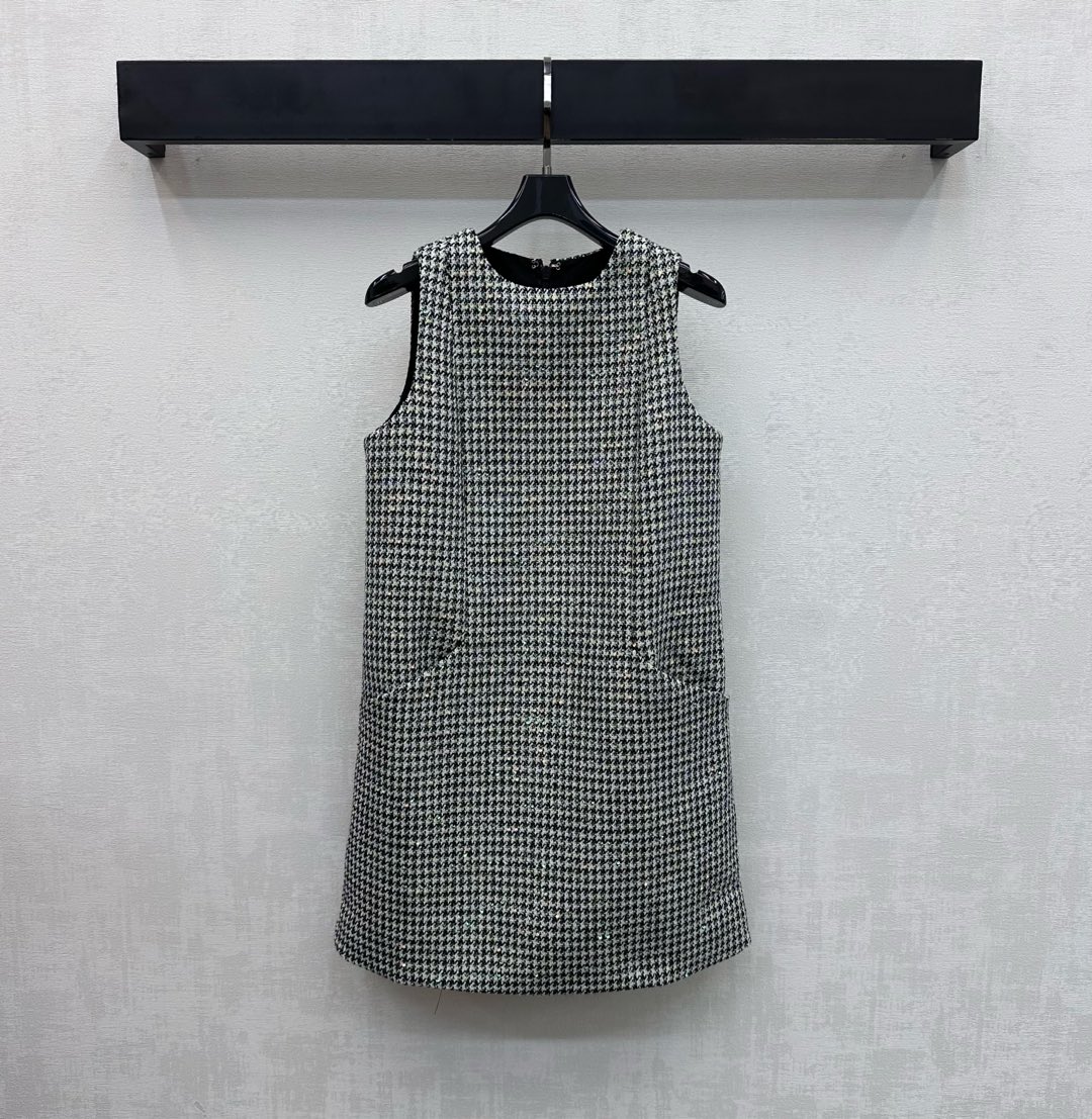 NO:739529,Dio*2026 new arrivals houndstooth dress vest dress is made of YB imported slub wool with obvious texture and high quality. All-over houndstooth weave elements are decorated with fine sequins to highlight the brand tone. Symmetrical pocket design on the waist and hip sides adds a sense of layering to the look. Easily divide the upper and lower lengths into good proportions. Development of surface accessories. Round neck vest dress tailoring. The upper body is elegant yet high-end. The first choice for fashionable and refined wear. High version, dior, skirts,19860909Dio*2026新品上架千鸟格洋装背心裙定制YB进口粗纺羊毛呢材质 肌理明显质感上乘 通体千鸟格编织元素点缀细闪亮片装饰 彰显品牌调性 腰胯侧对称插兜口袋设计 增添造型层次感 轻松划分上短下长好比例 面辅料开发 圆领背心裙剪裁 上身气质而不失高级 时髦精穿搭首选 高版本,,dior,skirts,,Women's clothing