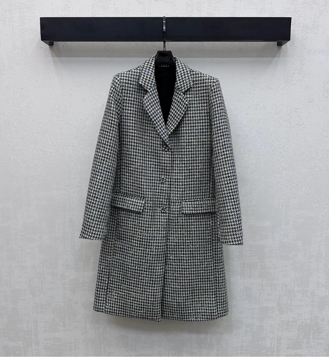 NO:739537,Dio*2026 new products are on the shelves. Houndstooth dress and windbreaker jacket is made of YB imported slub woolen material. The texture is obvious and high-quality. The whole body is woven with houndstooth elements and decorated with fine sequins to highlight the brand tone. The placket button adjustment is combined with the symmetrical flap pocket design on the waist and hip to add layering to the look. Easily divide the upper and shorter parts into a good proportion. The development of surface accessories. The lapel-length windbreaker is tailored to make the upper body elegant without losing the high-end. The first choice for fashionable and refined wear.  High version,,dior,jackets & coats,19860909Dio*2026新品上架千鸟格洋装风衣外套定制YB进口粗纺羊毛呢材质 肌理明显质感上乘 通体千鸟格编织元素点缀细闪亮片装饰 彰显品牌调性 开襟纽扣调节配合腰胯侧对称翻盖口袋设计 增添造型层次感 轻松划分上短下长好比例 面辅料开发 翻领长款风衣剪裁 上身气质而不失高级 时髦精穿搭首选 高版本,,dior,jackets & coats,,Women's clothing