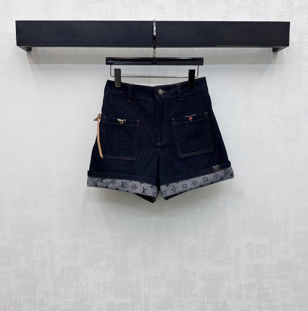 NO:739417,Louis Vuitto*2026 new arrivals Logo denim shorts customized with YB imported twill cotton denim material. Multiple washes. Stiff and stylish. All-over retro dark blue. Adds layering to the look. Use the folded trouser legs to reveal the iconic four-leaf clover letter logo pattern. Highlight the brand tone. Create a casual high street style. Development of surface accessories. High-waisted buttoned shorts cut. Can be paired with jackets from the same series. The complete set is colorful and fashionable. High version, louis  vuitton,shorts,jackets & coats,19860909Louis Vuitto*2026新品上架徽标牛仔短裤定制YB进口斜纹棉牛仔材质 多重水洗 挺括有型 通体复古深蓝色 增添造型层次感 沿用翻折裤腿露出标志性四叶草字母徽标图案 彰显品牌调性 打造休闲高街风格 面辅料开发 高腰系扣短裤剪裁 可搭配同系列夹克 成套穿搭出彩时髦 高版本,,louis vuitton,shorts,jackets & coats,,Women's clothing
