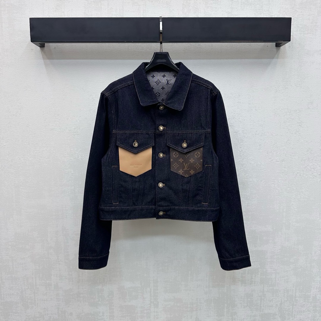 NO:739428,Louis Vuitto*2026 New Arrival Logo Denim Jacket Jacket Customized YB imported twill cotton denim material Multiple washes Stiff and stylish Whole body retro dark blue Adds layering to the look Symmetrical leather pockets on the chest are used with the iconic four-leaf clover letter logo pattern inside to highlight the brand's tone Create a casual high street style Surface accessories development Lapel short cardigan jacket tailoring Can be paired with the same series of skirts and trousers The complete set is outstanding and fashionable High version, Louis  vuitton,skirts,jackets & coats,jackets & coats,19860909Louis Vuitto*2026新品上架徽标牛仔夹克外套定制YB进口斜纹棉牛仔材质 多重水洗 挺括有型 通体复古深蓝色 增添造型层次感 沿用胸前对称皮革口袋配合内里标志性四叶草字母徽标图案 彰显品牌调性 打造休闲高街风格 面辅料开发 翻领短款开襟夹克剪裁 可搭配同系列裙裤装 成套穿搭出彩时髦 高版本,,louis vuitton,skirts,jackets & coats,jackets & coats,,Women's clothing