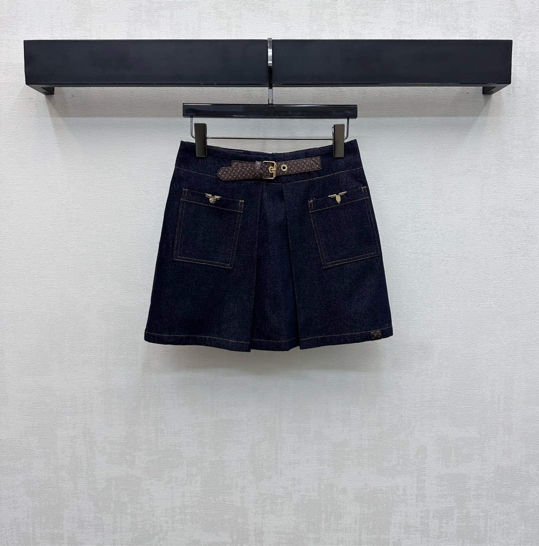 NO:739420,Louis Vuitto*2026 new arrivals Logo denim skirt Customized YB imported twill cotton denim material Multiple washes Stiff and stylish Whole-body retro dark blue Adds layering to the look Symmetrical pockets are used to embellish the iconic four-leaf clover metal logo decoration Adjustable design with presbyopic belt Highlights the brand tone Creates a casual high-street style Surface and accessories development High-waisted pleated skirt tailoring Can be paired with the same series of jackets The complete set is stunning and fashionable High version, Louis  vuitton,skirts,jackets & coats,19860909Louis Vuitto*2026新品上架徽标牛仔半裙定制YB进口斜纹棉牛仔材质 多重水洗 挺括有型 通体复古深蓝色 增添造型层次感 沿用对称口袋点缀标志性四叶草金属徽标装饰 配合老花皮带调节设计 彰显品牌调性 打造休闲高街风格 面辅料开发 高腰压褶短裙剪裁 可搭配同系列夹克 成套穿搭出彩时髦 高版本,,louis vuitton,skirts,jackets & coats,,Women's clothing