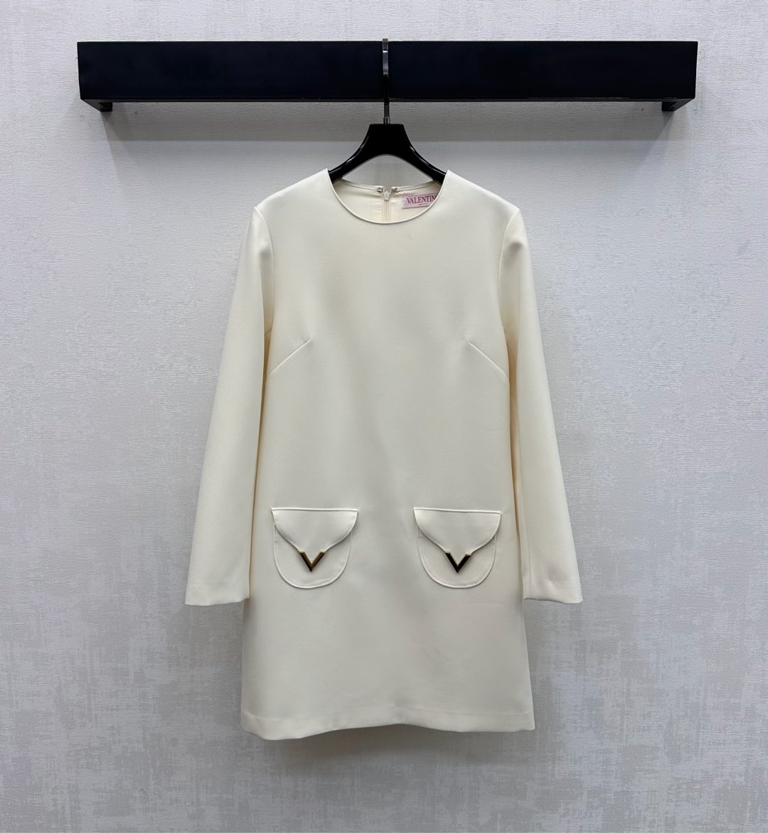 NO:739474,Valentin*2026 New Arrival Logo Round Neck Dress Customized YB Imported Cotton Wool Material Stiff, Comfortable and Stylish Signature Metal V Logo Decorated on Both Sides of the Waist to Decorate Symmetrical Pockets Highlights the Brand's Tonality Micro A Straight Style Highlights the Waist Line Proportion Adds Layering to the Style Surface Accessories Development Round Neck Long Sleeve Dress Tailoring Upper Body Elegant Temperament Perfect for Daily Commuting and Dating High Version 2 Colors,,valentino,skirts,19860909Valentin*2026新品上架徽标圆领连衣裙定制YB进口棉毛材质 挺括舒适有型 腰间双侧饰以标志性金属V标装饰对称口袋 彰显品牌调性 微A直筒版型凸显腰身线条比例 增添造型层次感 面辅料开发 圆领长袖连衣裙剪裁 上身优雅气质 日常通勤约会都  高版本2色,,valentino,skirts,,Women's clothing