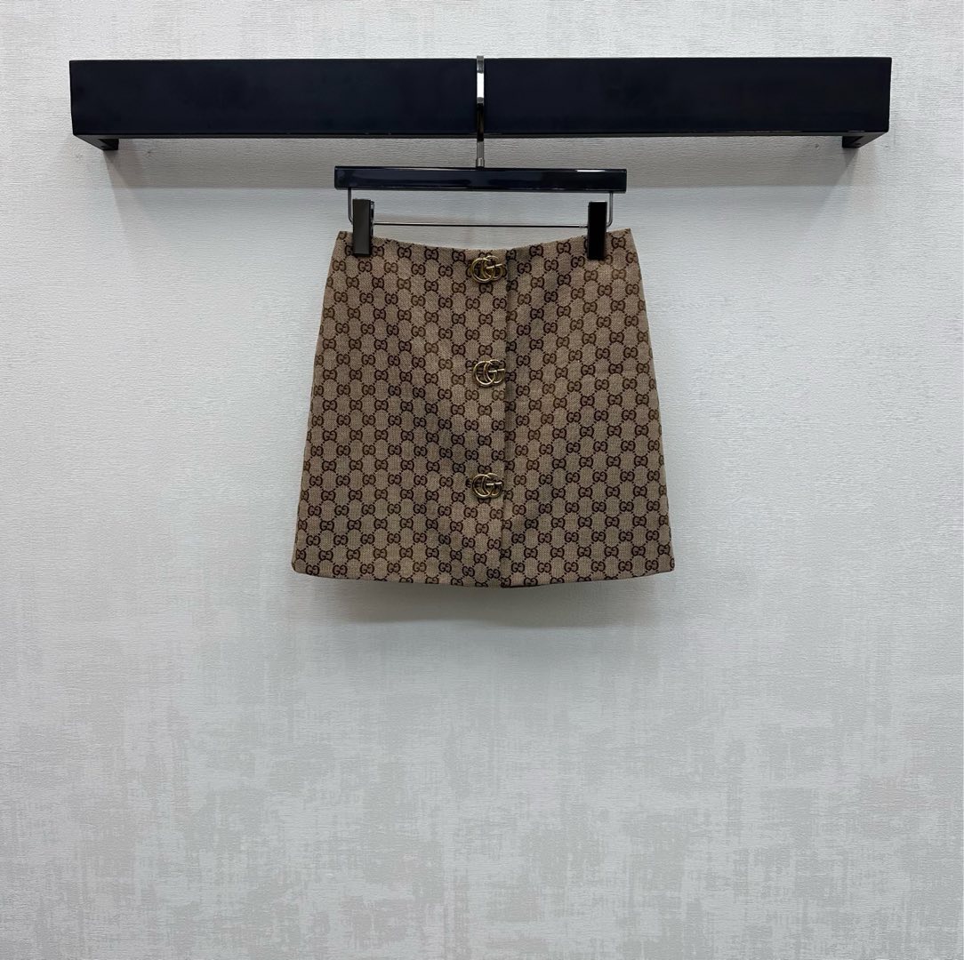 NO:739462,Gucc*2026 new arrivals jacquard letter gold buckle skirt customized YB imported jacquard canvas material crisp and stylish with the iconic double G letter logo decoration all over the body to highlight the brand's tone single row of exquisite metal letter buckle decoration in the center to add layering to the look High-end fashion fabric development High-waisted straight skirt cut and style for casual matching and high-end fashion High version, gucci, skirts,19860909Gucc*2026新品上架提花字母金扣半裙定制YB进口提花帆布材质 挺括有型 通体满铺标志性双G字母徽标装饰 彰显品牌调性 居中点缀单排精致金属字母襟扣装饰 增添造型层次感 高级时尚 面辅料开发 高腰直筒短裙版型剪裁 随意搭配穿搭高级时髦 高版本,,gucci,skirts,,Women's clothing