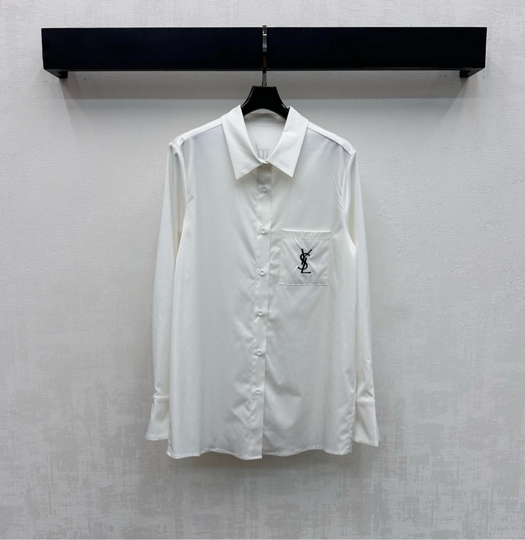 NO:739467,Ysl/Saint Laurent*2026 new arrivals letter embroidered lapel shirt customized YB imported material Textured and stylish Comfortable and breathable The placket and cuffs are designed with buttons to add layering to the look The chest pockets are embellished with embroidered logos Echoing the iconic embroidered letter decoration on the back Highlighting the brand tone Development of surface accessories Lapel long-sleeved shirt style tailoring The first choice for commuting and attending events Casual matching with full aura High version 2 colors, saint  laurent,saint laurent,shirts,19860909Ysl / Saint Laurent*2026新品上架字母刺绣翻领衬衫定制YB进口材质 质感有型 舒适透气 开襟与袖口沿用纽扣调节设计 增添造型层次感 胸前口袋点缀刺绣徽标 呼应后背标志性刺绣字母装饰 彰显品牌调性 面辅料开发 翻领长袖衬衣版型剪裁 通勤与出席活动穿搭首选 随意搭配气场十足 高版本2色,,saint laurent,saint laurent,shirts,,Women's clothing