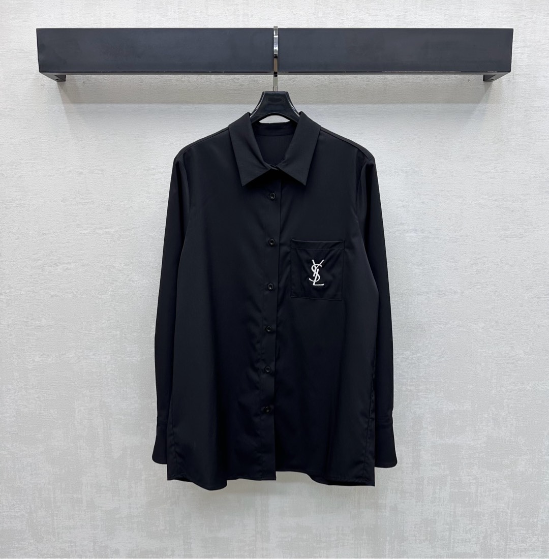 NO:739470,Ysl/Saint Laurent*2026 new arrivals letter embroidered lapel shirt customized YB imported material Textured and stylish Comfortable and breathable The placket and cuffs are designed with buttons to add layering to the look The chest pockets are embellished with embroidered logos Echoing the iconic embroidered letter decoration on the back Highlighting the brand tone Development of surface accessories Lapel long-sleeved shirt style tailoring The first choice for commuting and attending events Casual matching with full aura High version 2 colors, saint  laurent,saint laurent,shirts,19860909Ysl / Saint Laurent*2026新品上架字母刺绣翻领衬衫定制YB进口材质 质感有型 舒适透气 开襟与袖口沿用纽扣调节设计 增添造型层次感 胸前口袋点缀刺绣徽标 呼应后背标志性刺绣字母装饰 彰显品牌调性 面辅料开发 翻领长袖衬衣版型剪裁 通勤与出席活动穿搭首选 随意搭配气场十足 高版本2色,,saint laurent,saint laurent,shirts,,Women's clothing