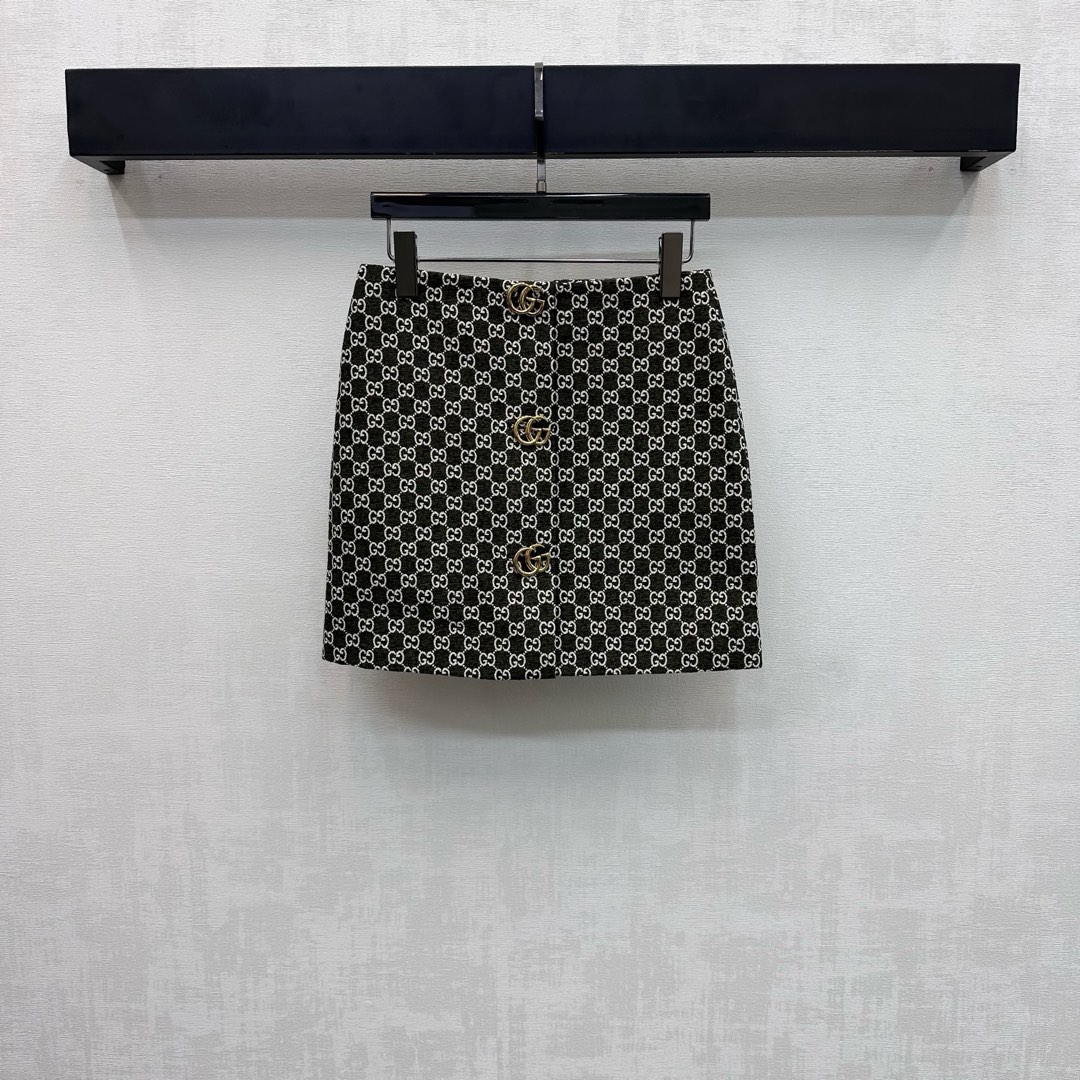 NO:739456,Gucc*2026 new products are on the shelves. Jacquard letter gold buckle skirt is made of YB imported slub material. It is crisp and stylish. The iconic double G letter logo decoration is all over the body to highlight the brand tone. It is decorated with a single row of exquisite metal letter buckles in the center to add layering to the look. High-end fashion. Development of surface accessories. High-waisted straight skirt cut. Casual matching and high-end fashion. High version, gucci, skirts,19860909Gucc*2026新品上架提花字母金扣半裙定制YB进口粗纺材质 挺括有型 通体满铺标志性双G字母徽标装饰 彰显品牌调性 居中点缀单排精致金属字母襟扣装饰 增添造型层次感 高级时尚 面辅料开发 高腰直筒短裙版型剪裁 随意搭配穿搭高级时髦 高版本,,gucci,skirts,,Women's clothing