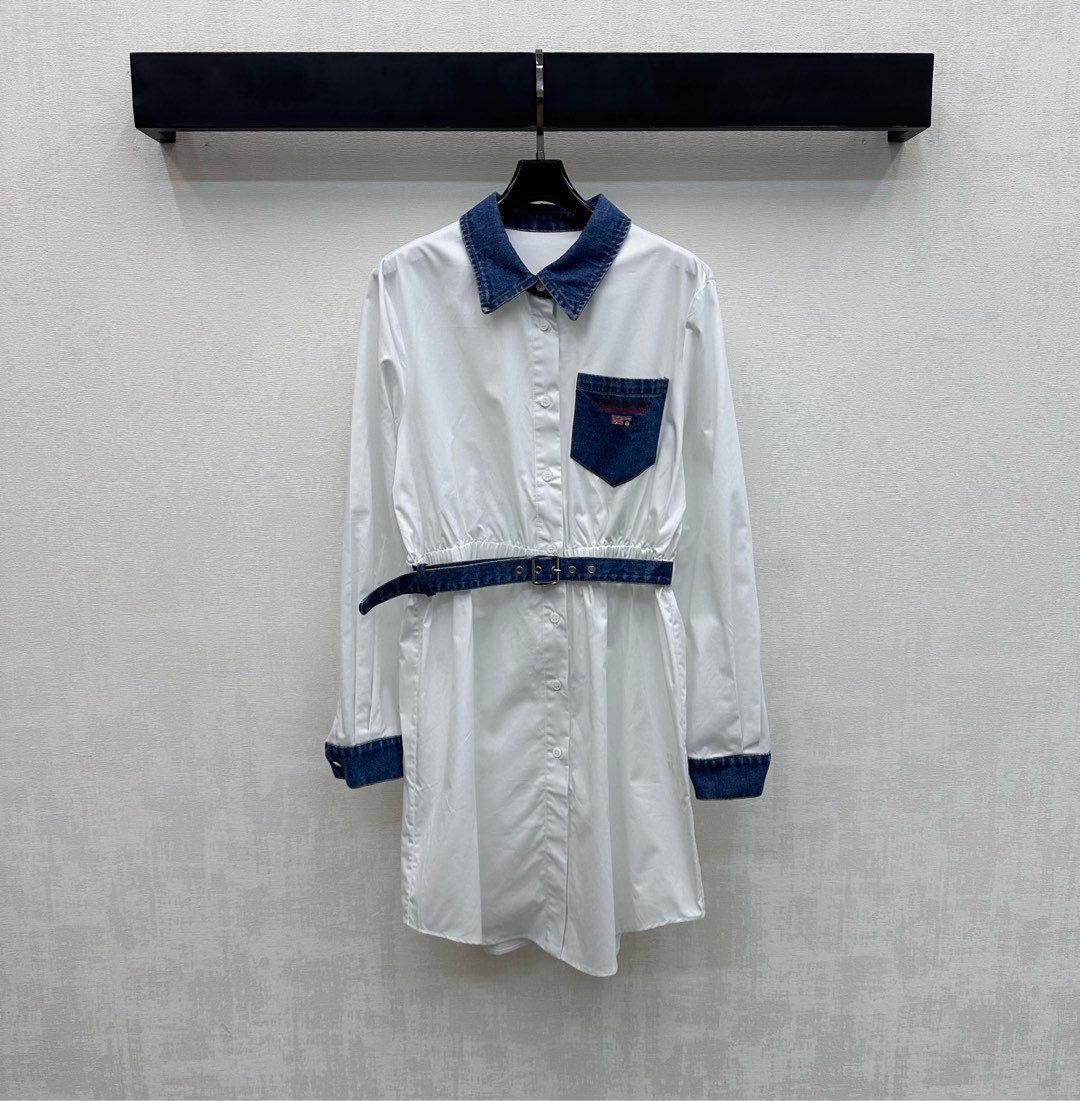 NO:739518,Alexander Wan*2026 new products are on the shelves. The spliced ​​denim shirt dress is made of YB imported twill cotton material. Breathable, comfortable and stylish. The collar cuff belt is spliced ​​with denim fabric to form a color collision design to add layering to the look. It is decorated with the iconic letter embroidered logo decoration with the denim pocket on the chest to highlight the brand tone. The waisted version shows a relaxed feeling. The development of surface accessories. Lapel shirt dress tailoring. Fashionable and stylish to wear. High version, skirts, shirts,19860909Alexander Wan*2026新品上架拼接牛仔衬衣裙定制YB进口斜纹全棉材质 透气舒适有型 领边袖口腰带沿用牛仔面料拼接形成颜色碰撞设计 增添造型层次感 配合胸前牛仔口袋点缀标志性字母刺绣徽标装饰 彰显品牌调性 收腰版型尽显松弛感 面辅料开发 翻领衬衫连衣裙剪裁 穿搭时髦洋气  高版本,,skirts,shirts,,Women's clothing