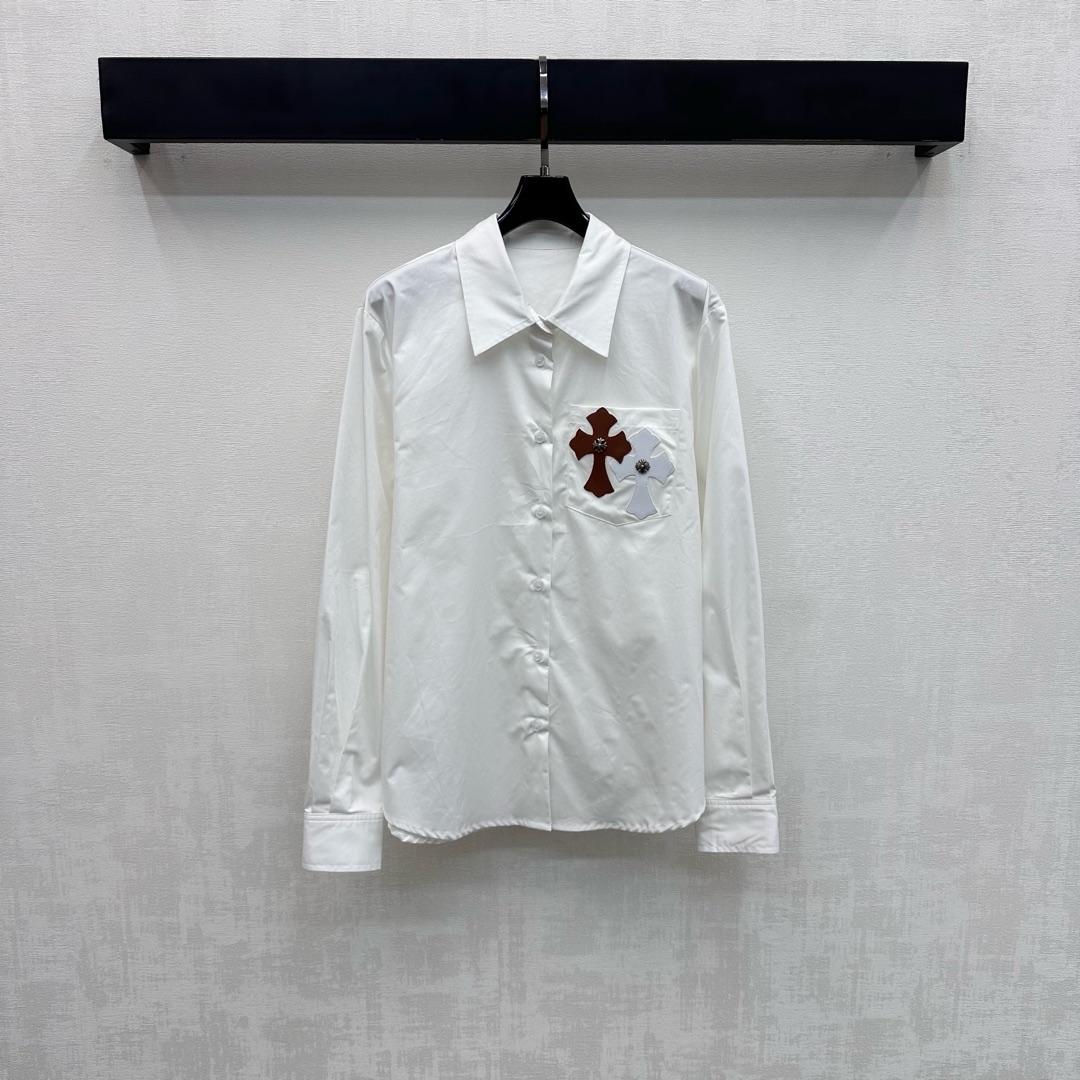 NO:739508,Chrome Hearts*2026 New Arrival Lapel Leather Label Shirt Customized YB Imported Twill Cotton Material Breathable, Comfortable and Stylish Lapel Front Shoulder Placket Button Design Adds Layering to the Style Breast Pocket Decorated with Iconic Cross Contrast Color Leather Label Decoration Echoing Back Details Highlighting Brand Tonality Development of Surface Accessories Lapel Long Sleeve Shirt Cutting Casual Matching and Fashionable Style High Version 2 Colors, Chrome Hearts, Shirts,19860909Chrome Hearts*2026新品上架翻领皮标衬衫定制YB进口斜纹全棉材质 透气舒适有型 翻领正肩开襟纽扣版型设计 增添造型层次感 胸前口袋点缀标志性十字架撞色皮标装饰 呼应后背细节 彰显品牌调性 面辅料开发 翻领长袖衬衫剪裁 随意搭配穿搭出彩时髦 高版本2色,,chrome hearts,shirts,,Women's clothing