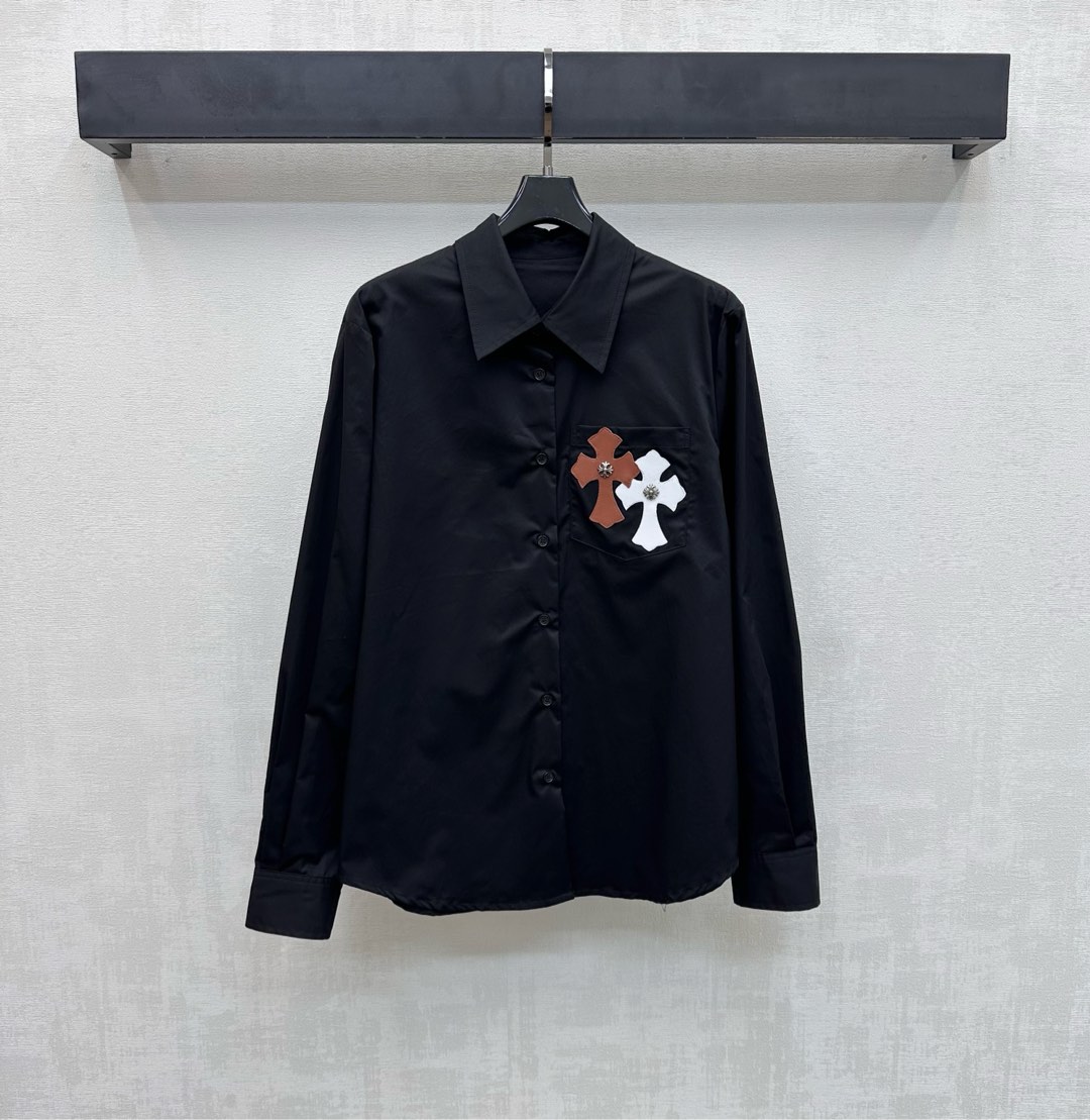NO:739514,Chrome Hearts*2026 New Arrival Lapel Leather Label Shirt Customized YB Imported Twill Cotton Material Breathable, Comfortable and Stylish Lapel Front Shoulder Placket Button Design Adds Layering to the Style Breast Pocket Decorated with Iconic Cross Contrast Color Leather Label Decoration Echoing Back Details Highlighting Brand Tonality Development of Surface Accessories Lapel Long Sleeve Shirt Cutting Casual Matching and Fashionable Style High Version 2 Colors, Chrome Hearts, Shirts,19860909Chrome Hearts*2026新品上架翻领皮标衬衫定制YB进口斜纹全棉材质 透气舒适有型 翻领正肩开襟纽扣版型设计 增添造型层次感 胸前口袋点缀标志性十字架撞色皮标装饰 呼应后背细节 彰显品牌调性 面辅料开发 翻领长袖衬衫剪裁 随意搭配穿搭出彩时髦 高版本2色,,chrome hearts,shirts,,Women's clothing