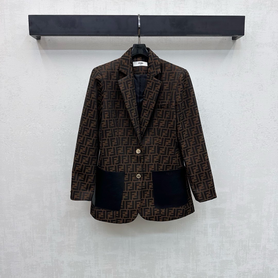 NO:739513,Fend*2026 new products on the shelves Jacquard pocket suit jacket customized YB imported jacquard material High-end texture and full appearance The iconic double F is printed all over the jacquard element to highlight the brand tone Gun lapel button adjustment and symmetrical leather pocket splicing design add style layering Development of surface accessories Straight shoulder lapel suit jacket tailoring Perfect interpretation of casual elegance Casual and fashionable style High version L, fendi, jackets & coats, business suit,19860909Fend*2026新品上架提花口袋西装外套定制YB进口提花材质 质感高级 品相十足 通体标志性双F满印提花元素 彰显品牌调性 枪驳领纽扣调节配合对称皮革口袋拼接设计 增添造型层次感 面辅料开发 正肩翻领西服外套剪裁 完美演绎休闲贵气感 随意外搭时髦洋气  高版本L,,fendi,jackets & coats,business suit,,Women's clothing