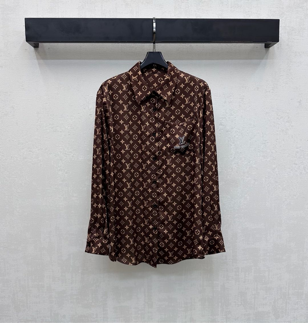NO:739444,Louis Vuitto*2026 new arrivals printed long-sleeved shirts are made of custom YB imported twill material. Comfortable texture, drapey and breathable. Logo four-leaf clover letter print pattern elements are printed all over the body to highlight the brand's tone. The button adjustment design at the placket is matched with the printed pocket decoration on one side of the chest to add layering to the look. The development of surface accessories. Lapel long-sleeved shirt tailoring. It can be worn casually with daily street or vacation wear to create an elegant and relaxed atmosphere. High version, Louis  vuitton,shirts,19860909Louis Vuitto*2026新品上架印花长袖衬衫定制YB进口斜纹绸材质 质感舒适 垂顺透气 通体满印标志四叶草字母印花图案元素 彰显品牌调性 开襟纽扣调节设计配合胸前单侧印花口袋装饰 增添造型层次感 面辅料开发 翻领长袖衬衣剪裁 随意搭配日常出街还是度假穿搭轻松穿出优雅松弛氛围感  高版本,,louis vuitton,shirts,,Women's clothing