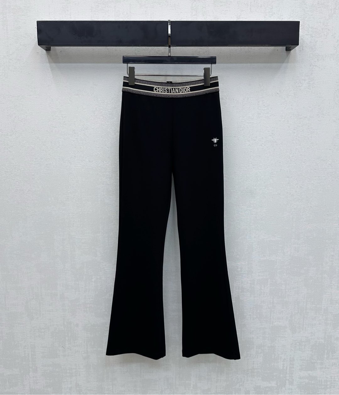 NO:739489,Dio*2026 new arrivals, letter web boot-cut trousers, custom-made YB imported cotton material, mercerized process, fine gloss, decorated with elastic letter web adjustment design, adding layering to the look, embroidered CD bee logo on the side echoes the letter decoration on the waist, highlighting the brand tone, high-waisted boot-cut trousers, retro slimming and leg length, a must-have fashion item in the wardrobe, suitable for daily commuting and appointments, high version, dior,19860909Dio*2026新品上架字母织带微喇长裤定制YB进口棉纶材质 丝光工艺处理 光泽细腻 饰以弹力字母织带调节设计 增添造型层次感 侧边刺绣CD蜜蜂徽标点缀呼应腰头字母装饰 彰显品牌调性 高腰微喇长裤版型剪裁 穿搭复古显瘦显腿长 衣柜里必备时尚单品 日常通勤约会都适配  高版本,,dior,,Women's clothing