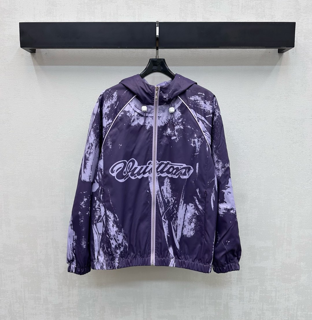 NO:739496,Louis Vuitto*2026 new arrivals, hooded assault zipper jacket, made of imported YB nylon material, crisp and stylish, hooded drawstring zipper adjustment design, adding layering to the look, showing a fashionable style. The silhouette is matched with three-dimensional hook details on the chest, shoulders and back to highlight the silhouette and enhance the figure. Iconic letter print logo embellishment highlights the brand's tone. Full texture. Development of surface accessories. Hooded jacket jacket tailoring. Zipper pockets enhance practicality.  The upper body is modified to make the body look slimmer and looser. It is fashionable and trendy for daily commuting. High version 2 colors,,louis vuitton,jackets & coats,jackets & coats,hats,19860909Louis Vuitto*2026新品上架连帽冲锋拉链外套定制YB进口尼龙材质 挺括有型 连帽抽绳拉链调节设计 增添造型层次感 尽显时髦格调穿搭 廓形版型配合胸前肩膀后背立体钩边细节处理 突出轮廓更显身材 标志性字母印花徽标点缀装饰 彰显品牌调性 质感十足 面辅料开发 连帽夹克外套剪裁 拉链口袋提升实穿度 上身修饰身形显瘦松弛 日常通勤穿搭时髦潮流 高版本2色,,louis vuitton,jackets & coats,jackets & coats,hats,,Women's clothing