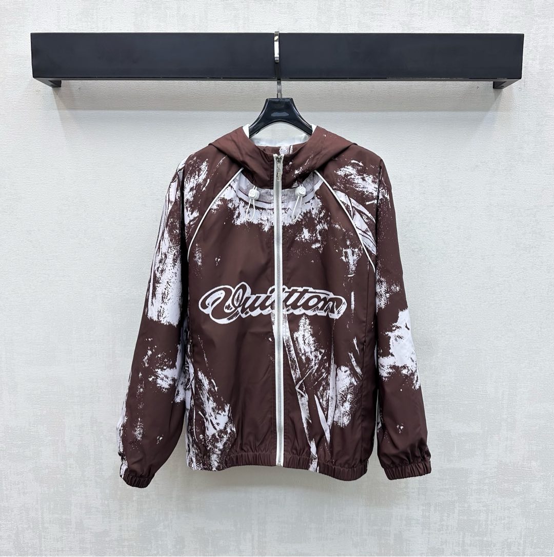 NO:739490,Louis Vuitto*2026 new arrivals, hooded assault zipper jacket, made of imported YB nylon material, crisp and stylish, hooded drawstring zipper adjustment design, adding layering to the look, showing a fashionable style. The silhouette is matched with three-dimensional hook details on the chest, shoulders and back to highlight the silhouette and enhance the figure. Iconic letter print logo embellishment highlights the brand's tone. Full texture. Development of surface accessories. Hooded jacket jacket tailoring. Zipper pockets enhance practicality.  The upper body is modified to make the body look slimmer and looser. It is fashionable and trendy for daily commuting. High version 2 colors,,louis vuitton,jackets & coats,jackets & coats,hats,19860909Louis Vuitto*2026新品上架连帽冲锋拉链外套定制YB进口尼龙材质 挺括有型 连帽抽绳拉链调节设计 增添造型层次感 尽显时髦格调穿搭 廓形版型配合胸前肩膀后背立体钩边细节处理 突出轮廓更显身材 标志性字母印花徽标点缀装饰 彰显品牌调性 质感十足 面辅料开发 连帽夹克外套剪裁 拉链口袋提升实穿度 上身修饰身形显瘦松弛 日常通勤穿搭时髦潮流 高版本2色,,louis vuitton,jackets & coats,jackets & coats,hats,,Women's clothing