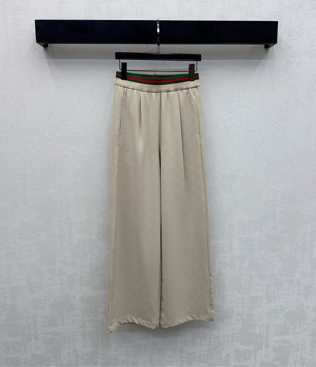 NO:739497,Gucc*2026 new arrival jacquard straight trousers, custom made of YB imported twill silk material, smooth and comfortable, all over the rhombus double G letter jacquard elements, highlighting the brand tone, with elastic striped webbing waist adjustment design, adding layering to the look, fabric and accessories development, high-waisted wide-leg trousers cut, casual and fashionable, casual and fashionable, high version 2 colors,, gucci,19860909Gucc*2026新品上架提花直筒长裤定制YB进口斜纹绸材质 垂顺舒适 通体满铺菱格双G字母提花元素 彰显品牌调性 配合弹力条纹织带腰头调节设计 增添造型层次感 面辅料开发 高腰阔腿长裤剪裁 随意搭配穿搭休闲时髦 高版本2色,,gucci,,Women's clothing