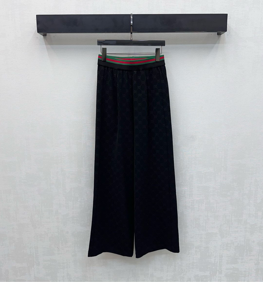 NO:739491,Gucc*2026 new arrival jacquard straight trousers, custom made of YB imported twill silk material, smooth and comfortable, all over the rhombus double G letter jacquard elements, highlighting the brand tone, with elastic striped webbing waist adjustment design, adding layering to the look, fabric and accessories development, high-waisted wide-leg trousers cut, casual and fashionable, casual and fashionable, high version 2 colors,, gucci,19860909Gucc*2026新品上架提花直筒长裤定制YB进口斜纹绸材质 垂顺舒适 通体满铺菱格双G字母提花元素 彰显品牌调性 配合弹力条纹织带腰头调节设计 增添造型层次感 面辅料开发 高腰阔腿长裤剪裁 随意搭配穿搭休闲时髦 高版本2色,,gucci,,Women's clothing