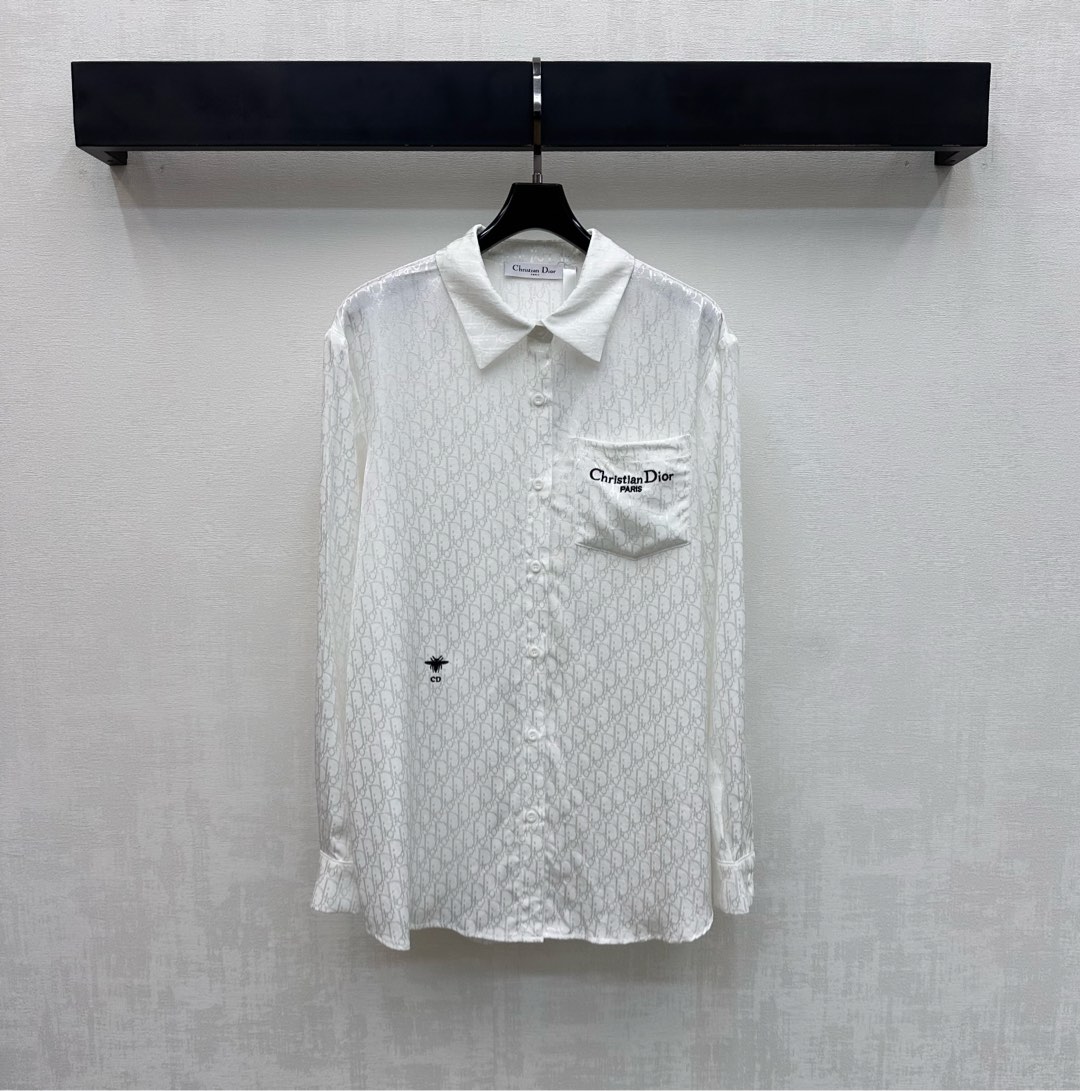 NO:739487,Dio*2026 new arrivals, dark patterned letter jacquard shirt, customized YB imported rayon blended material, glossy texture, soft and comfortable, placket button adjustment and unilateral pocket design, adding layering to the look, dark patterned iconic double G letter elements all over the body, echoing the embroidered logo on the waist side of the pocket, highlighting the brand tone, development of surface accessories, regular lapel long-sleeved shirt tailoring, casual and elegant, high version 2 colors,, dior,19860909Dio*2026新品上架暗纹字母提花衬衣定制YB进口人丝混纺材质 质感光泽 柔软舒适 开襟纽扣调节配合单侧口袋设计 增添造型层次感 通体满铺暗纹标志性双G字母元素 呼应口袋腰侧刺绣徽标 彰显品牌调性 面辅料开发 常规翻领长袖衬衣剪裁 随意搭配穿搭优雅大方  高版本2色,,dior,,Women's clothing