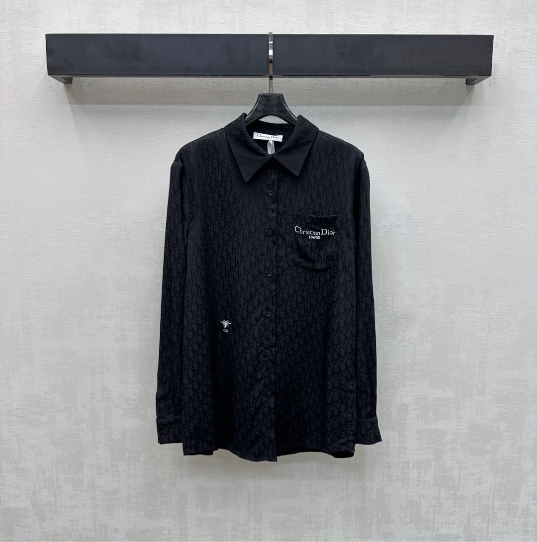 NO:739483,Dio*2026 new arrivals, dark patterned letter jacquard shirt, customized YB imported rayon blended material, glossy texture, soft and comfortable, placket button adjustment and unilateral pocket design, adding layering to the look, dark patterned iconic double G letter elements all over the body, echoing the embroidered logo on the waist side of the pocket, highlighting the brand tone, development of surface accessories, regular lapel long-sleeved shirt tailoring, casual and elegant, high version 2 colors,, dior,19860909Dio*2026新品上架暗纹字母提花衬衣定制YB进口人丝混纺材质 质感光泽 柔软舒适 开襟纽扣调节配合单侧口袋设计 增添造型层次感 通体满铺暗纹标志性双G字母元素 呼应口袋腰侧刺绣徽标 彰显品牌调性 面辅料开发 常规翻领长袖衬衣剪裁 随意搭配穿搭优雅大方  高版本2色,,dior,,Women's clothing