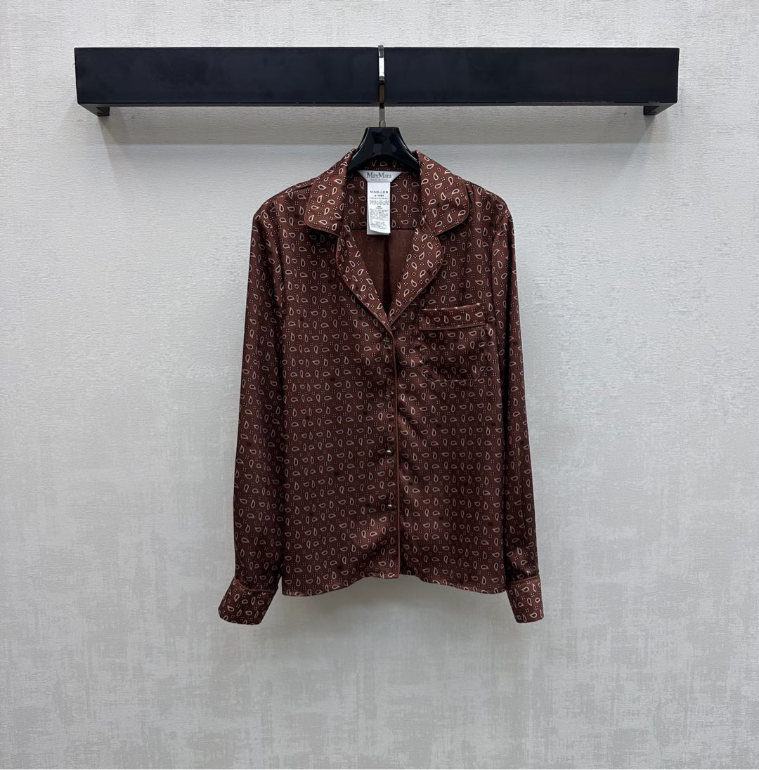 NO:739521,Maxmar*2026 new arrival silk printed lapel shirt, customized YB imported mulberry silk material, glossy texture, comfortable and soft, using heavy-duty buttons on the placket to adjust the put-on and take-off design, adding layering to the look, cashew flower letter logo pattern all over the body, rich visual impact, highlighting the brand tone, development of fabric accessories, regular right shoulder lapel shirt tailoring, can be paired with trousers of the same series, complete set of high-end temperament, high version, shirts, real silk,19860909Maxmar*2026新品上架真丝印花翻领衬衫定制YB进口桑蚕丝材质 质感光泽 舒适柔软 沿用开襟重工纽扣调节穿脱设计 增添造型层次感 通体满铺腰果花字母徽标图案 丰富视觉冲击力 彰显品牌调性 面辅料开发 常规正肩翻领衬衣剪裁 可搭配同系列长裤 成套穿搭高级气质  高版本,,shirts,real silk,,Women's clothing