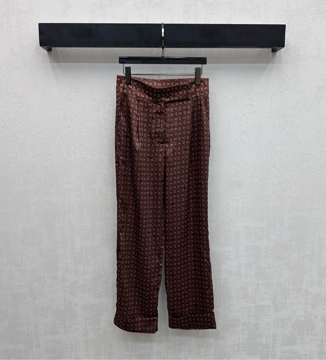 NO:739536,Maxmar*2026 new arrival silk printed fold-over trousers, customized YB imported mulberry silk material, glossy texture, comfortable and soft, using diagonal buckles to adjust on and off to match the fold-over edge design of leg pants, adding layering to the look, cashew flower letter logo pattern all over the body, rich visual impact, highlighting the brand tonality, development of surface accessories, high-waist buttoned trousers cut, can be matched with shirts from the same series, complete sets of high-end temperament, high version, shirts, real silk,19860909Maxmar*2026新品上架真丝印花翻折长裤定制YB进口桑蚕丝材质 质感光泽 舒适柔软 沿用斜扣调节穿脱配合腿裤翻折边设计 增添造型层次感 通体满铺腰果花字母徽标图案 丰富视觉冲击力 彰显品牌调性 面辅料开发 高腰系扣长裤剪裁 可搭配同系列衬衫 成套穿搭高级气质  高版本,,shirts,real silk,,Women's clothing