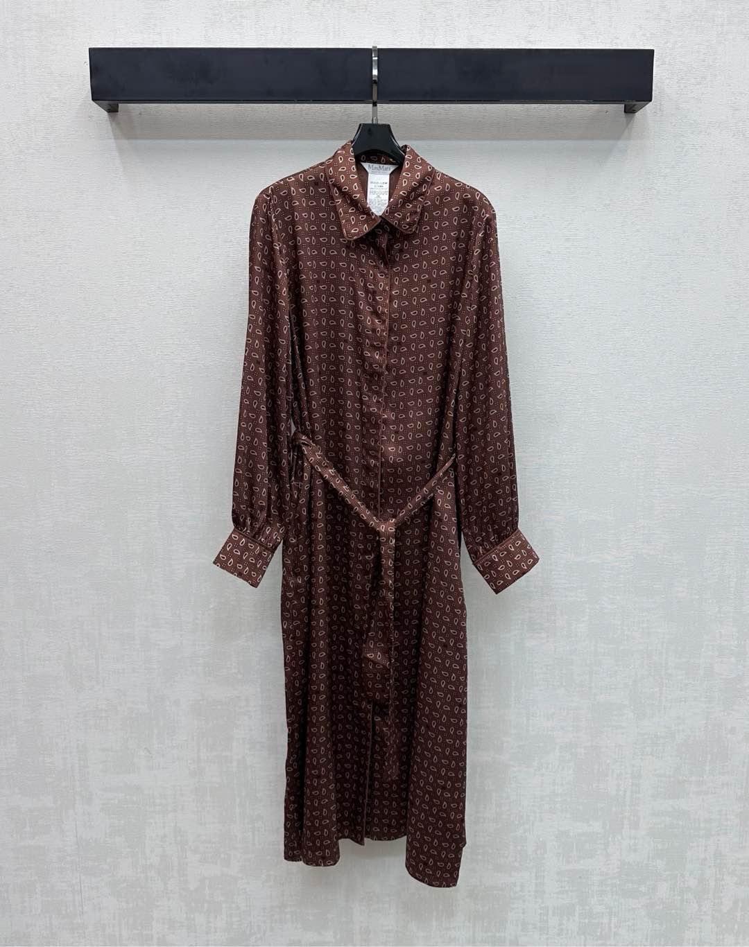 NO:739525,Maxmar*2026 new arrival silk printed belt shirt dress customized YB imported mulberry silk material glossy texture comfortable and soft use hidden placket buttons to adjust the put on and take off and match the fabric belt to outline the waist design to add layering to the look cashew flower letter logo pattern all over the body rich visual impact highlight the brand tonality development of surface accessories lapel long shirt dress tailoring high-end temperament high version, skirts, real silk,19860909Maxmar*2026新品上架真丝印花腰带衬衣裙定制YB进口桑蚕丝材质 质感光泽 舒适柔软 沿用隐藏式开襟纽扣调节穿脱配合本布腰带勾勒腰身设计 增添造型层次感 通体满铺腰果花字母徽标图案 丰富视觉冲击力 彰显品牌调性 面辅料开发 翻领长款衬衣裙剪裁 穿搭高级气质  高版本,,skirts,real silk,,Women's clothing