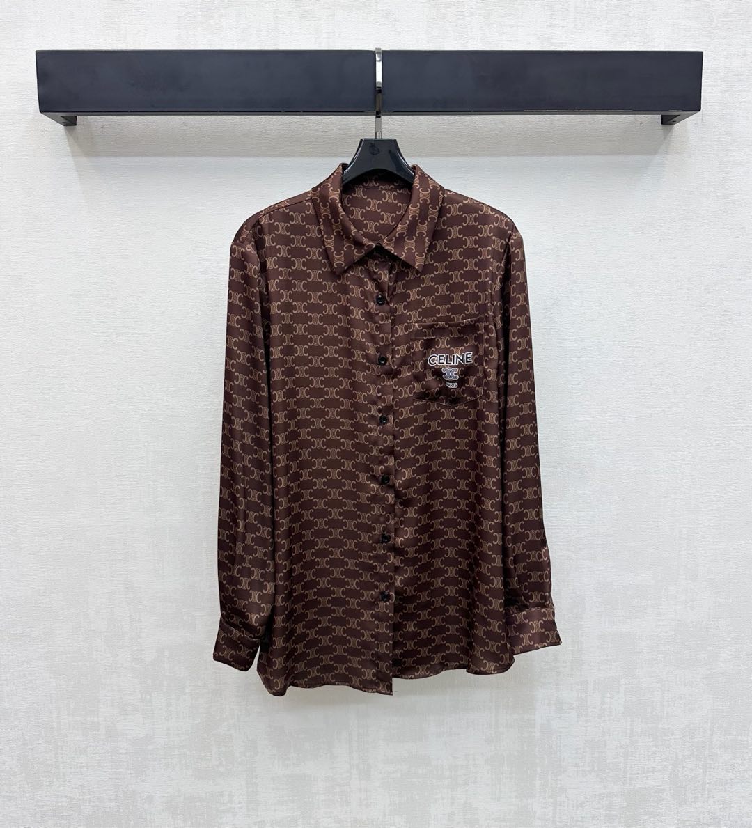 NO:739450,Celin*2026 new arrivals printed long-sleeved shirts are made of custom YB imported twill material. Comfortable texture, draped and breathable. All-over printed logo Arc de Triomphe printed pattern elements highlight the brand tone. The placket button adjustment design matches the unilateral printed pocket decoration on the chest to add layering to the look. Development of surface accessories. Lapel long-sleeved shirt tailoring. Casually match with daily outings or vacation wear to easily create an elegant and relaxed atmosphere. High version,,celine,shirts,19860909Celin*2026新品上架印花长袖衬衫定制YB进口斜纹绸材质 质感舒适 垂顺透气 通体满印标志凯旋门印花图案元素 彰显品牌调性 开襟纽扣调节设计配合胸前单侧印花口袋装饰 增添造型层次感 面辅料开发 翻领长袖衬衣剪裁 随意搭配日常出街还是度假穿搭轻松穿出优雅松弛氛围感  高版本,,celine,shirts,,Women's clothing