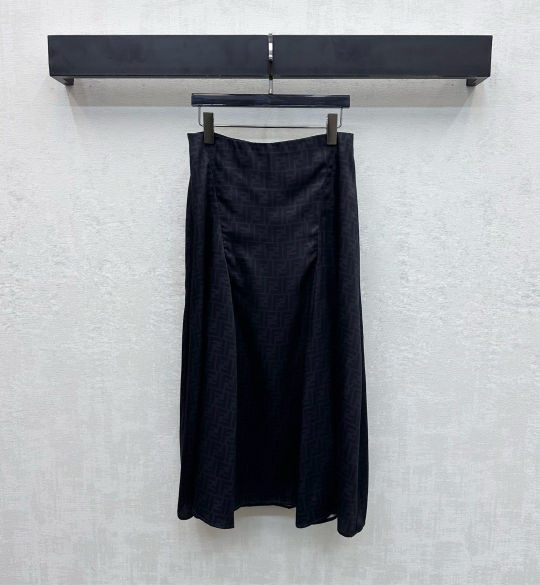 NO:739484,Fend*2026 New Product Arrival Printed Silk Pleated Skirt Customized YB Imported Mulberry Silk Material Draped and Delicate Texture Umbrella-shaped Skirt Treatment Creates an Elegant Feeling Matched with the Symmetrical Layered Cutting Design at the Waist and Hips to Add a Layer to the Style Jacquard Elements Printed All Over the Whole Body Highlight the Brand Tonality Development of Surface Accessories High-Waist Pleated Skirt Cut Can Be Matched With Shirts from the Same Series  High version 2 colors,,fendi,skirts,shirts,real silk,19860909Fend*2026新品上架印花真丝压褶半裙定制YB进口桑蚕丝材质 垂顺细腻质感 伞状裙摆处理形成飘逸感 配合腰胯处对称层叠裁剪设计 增添造型层次感 通体满印字母提花元素 彰显品牌调性 面辅料开发 高腰压褶半裙剪裁 可搭配同系列衬衫 成套上身充满时尚优雅气息 通勤度假轻松穿搭出洋气感 高版本2色,,fendi,skirts,shirts,real silk,,Women's clothing