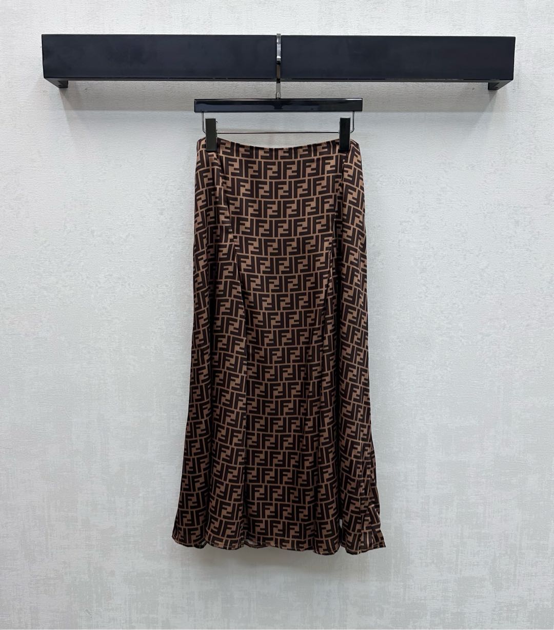 NO:739469,Fend*2026 New Product Arrival Printed Silk Pleated Skirt Customized YB Imported Mulberry Silk Material Draped and Delicate Texture Umbrella-shaped Skirt Treatment Creates an Elegant Feeling Matched with the Symmetrical Layered Cutting Design at the Waist and Hips to Add a Layer to the Style Jacquard Elements Printed All Over the Whole Body Highlight the Brand Tonality Development of Surface Accessories High-Waist Pleated Skirt Cut Can Be Matched With Shirts from the Same Series  High version 2 colors,,fendi,skirts,shirts,real silk,19860909Fend*2026新品上架印花真丝压褶半裙定制YB进口桑蚕丝材质 垂顺细腻质感 伞状裙摆处理形成飘逸感 配合腰胯处对称层叠裁剪设计 增添造型层次感 通体满印字母提花元素 彰显品牌调性 面辅料开发 高腰压褶半裙剪裁 可搭配同系列衬衫 成套上身充满时尚优雅气息 通勤度假轻松穿搭出洋气感 高版本2色,,fendi,skirts,shirts,real silk,,Women's clothing