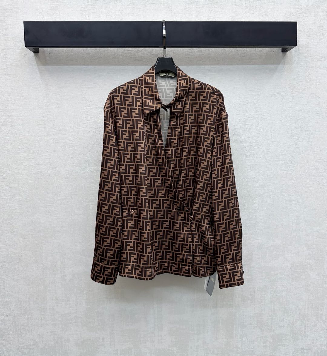 NO:739471,Fend*2026 new products are on the shelves. Printed silk two-wear long-sleeved shirts are made of YB imported mulberry silk material. It has a smooth and delicate texture. The front button can be divided vertically or diagonally into two-wear design to add layering to the look. The loose straight silhouette has an elite sense of relaxation. The jacquard elements of letters are printed all over the body to highlight the brand tone. The lapel long-sleeved shirt is cut and can be matched with the same series of skirts. The upper body is full of fashion and elegance. It can be easily worn for commuting and vacationing.  High version,,fendi,skirts,shirts,real silk,19860909Fend*2026新品上架印花真丝两穿长袖衬衫定制YB进口桑蚕丝材质 垂顺细腻质感 前襟纽扣可垂直可斜分两穿设计 增添造型层次感 宽松直筒廓形 兼具精英松弛感 通体满印字母提花元素 彰显品牌调性 翻领长袖衬衣剪裁 可搭配同系列半裙 成套上身充满时尚优雅气息 通勤度假轻松穿搭出洋气感  高版本,,fendi,skirts,shirts,real silk,,Women's clothing