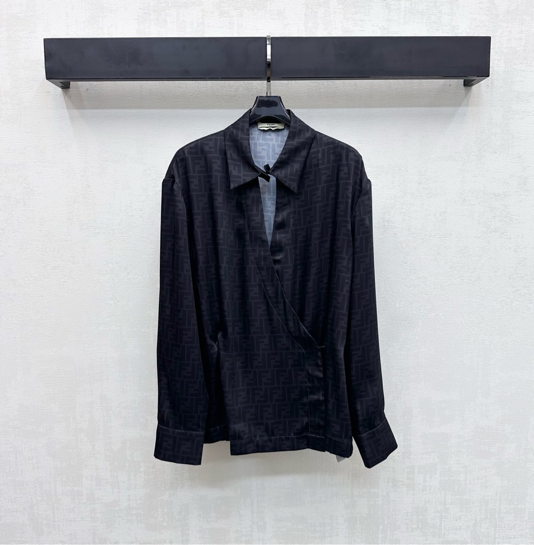 NO:739486,Fend*2026 new products are on the shelves. Printed silk two-wear long-sleeved shirts are made of YB imported mulberry silk material. It has a smooth and delicate texture. The front button can be divided vertically or diagonally into two-wear design to add layering to the look. The loose straight silhouette has an elite sense of relaxation. The jacquard elements of letters are printed all over the body to highlight the brand tone. The lapel long-sleeved shirt is cut and can be matched with the same series of skirts. The upper body is full of fashion and elegance. It can be easily worn for commuting and vacationing.  High version,,fendi,skirts,shirts,real silk,19860909Fend*2026新品上架印花真丝两穿长袖衬衫定制YB进口桑蚕丝材质 垂顺细腻质感 前襟纽扣可垂直可斜分两穿设计 增添造型层次感 宽松直筒廓形 兼具精英松弛感 通体满印字母提花元素 彰显品牌调性 翻领长袖衬衣剪裁 可搭配同系列半裙 成套上身充满时尚优雅气息 通勤度假轻松穿搭出洋气感  高版本,,fendi,skirts,shirts,real silk,,Women's clothing
