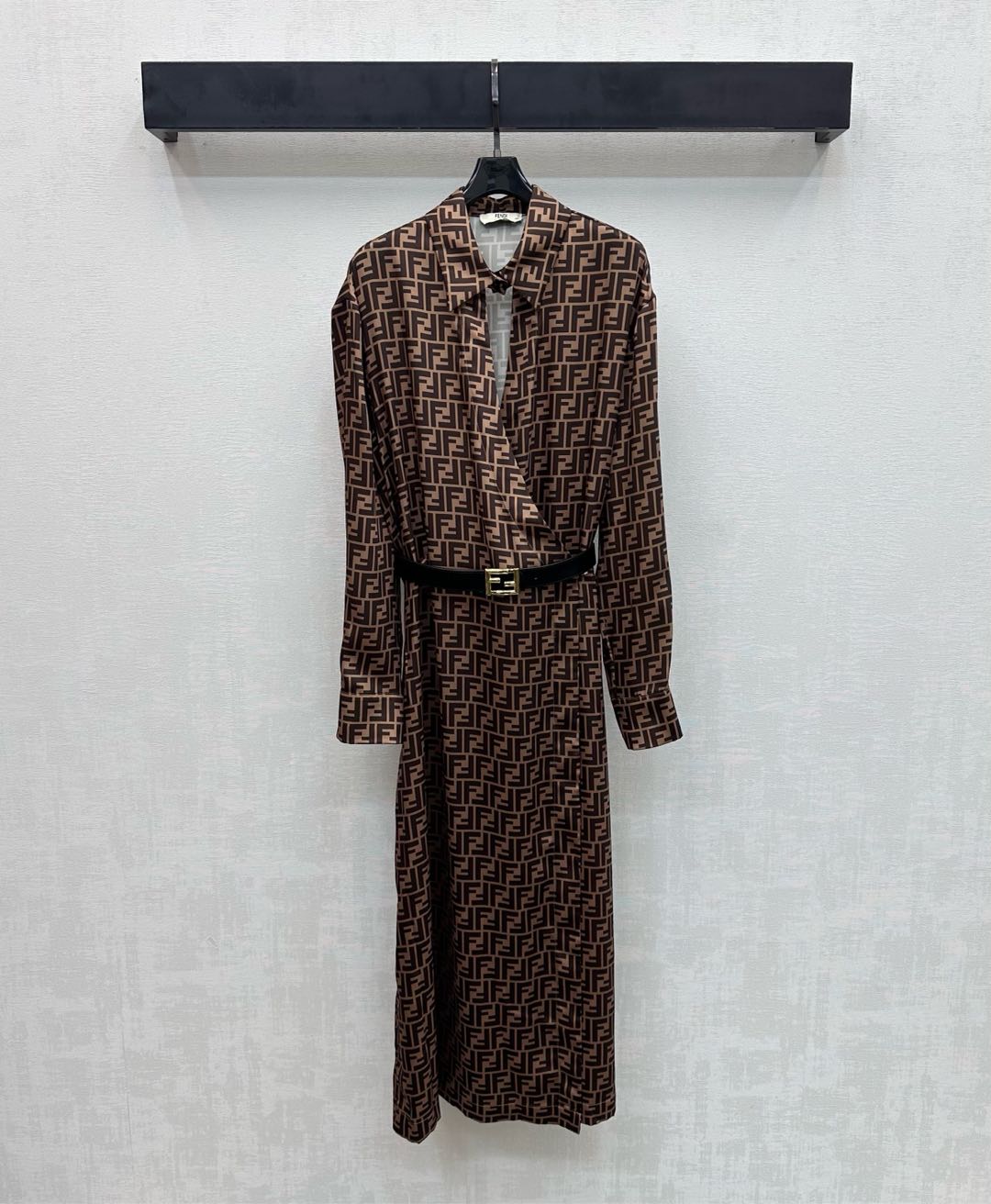 NO:739479,Fend*2026新品上架腰带交叠领真丝衬衣裙定制YB进口桑蚕丝材质 垂顺细腻质感 正肩肩袖配合前襟交叠斜分领褶隐藏开襟设计 增添造型层次感 标志性金属字母徽标腰带固定勾勒腰身曲线 柔美气息提升魅力 通体满印字母提花元素 彰显品牌调性 面辅料开发 翻领斜襟连衣裙剪裁 上身充满时尚优雅气息 Easy to wear for commuting and vacation with a sense of style. High version, fendi, skirts, real silk,19860909Fend*2026新品上架腰带交叠领真丝衬衣裙定制YB进口桑蚕丝材质 垂顺细腻质感 正肩肩袖配合前襟交叠斜分领褶隐藏开襟设计 增添造型层次感 标志性金属字母徽标腰带固定勾勒腰身曲线 柔美气息提升魅力 通体满印字母提花元素 彰显品牌调性 面辅料开发 翻领斜襟连衣裙剪裁 上身充满时尚优雅气息 通勤度假轻松穿搭出洋气感  高版本,,fendi,skirts,real silk,,Women's clothing